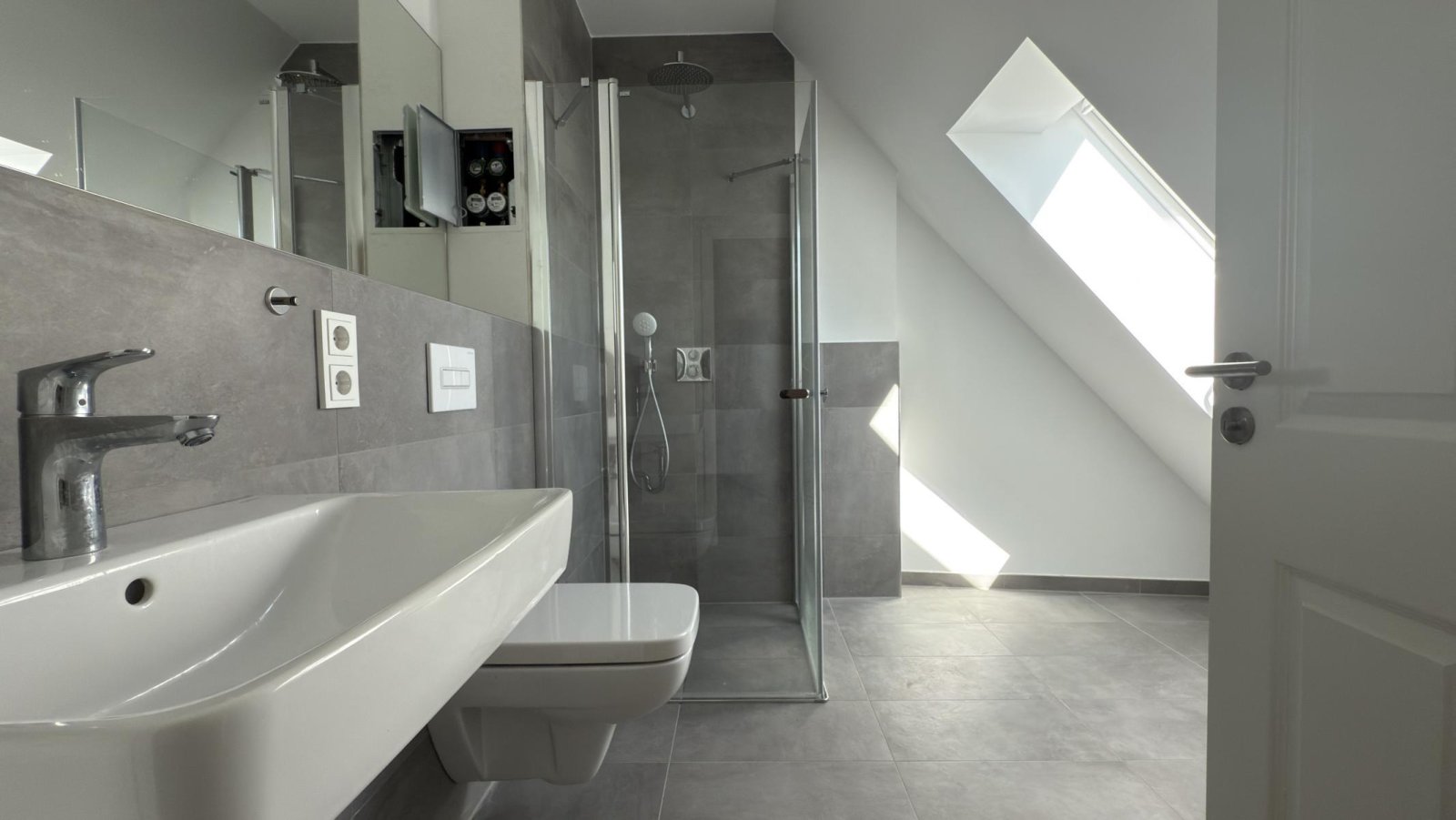 ** Wohntraum mit Fernblick ** Dachgeschoss-Maisonette mit Dachterrasse ** Einbauküche ** 2 Bäder ** Lift ** Parkett 