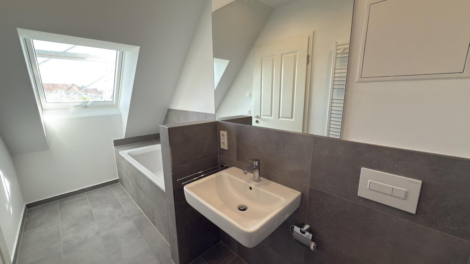 ** Wohntraum mit Fernblick ** Dachgeschoss-Maisonette mit Dachterrasse ** Einbauküche ** 2 Bäder ** Lift ** Parkett 