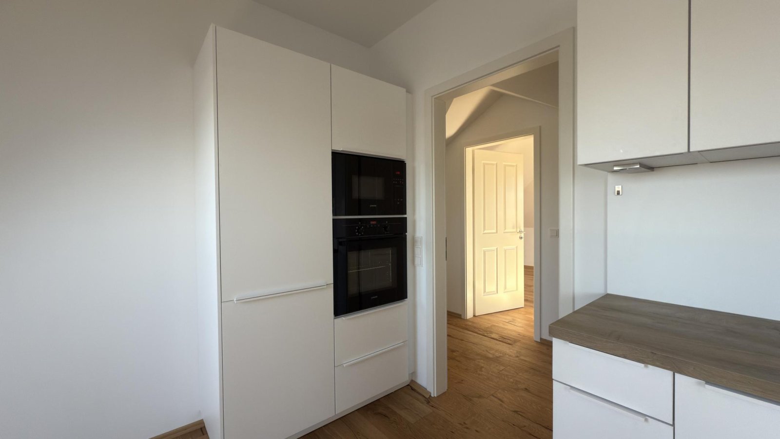 ** Wohntraum mit Fernblick ** Dachgeschoss-Maisonette mit Dachterrasse ** Einbauküche ** 2 Bäder ** Lift ** Parkett 