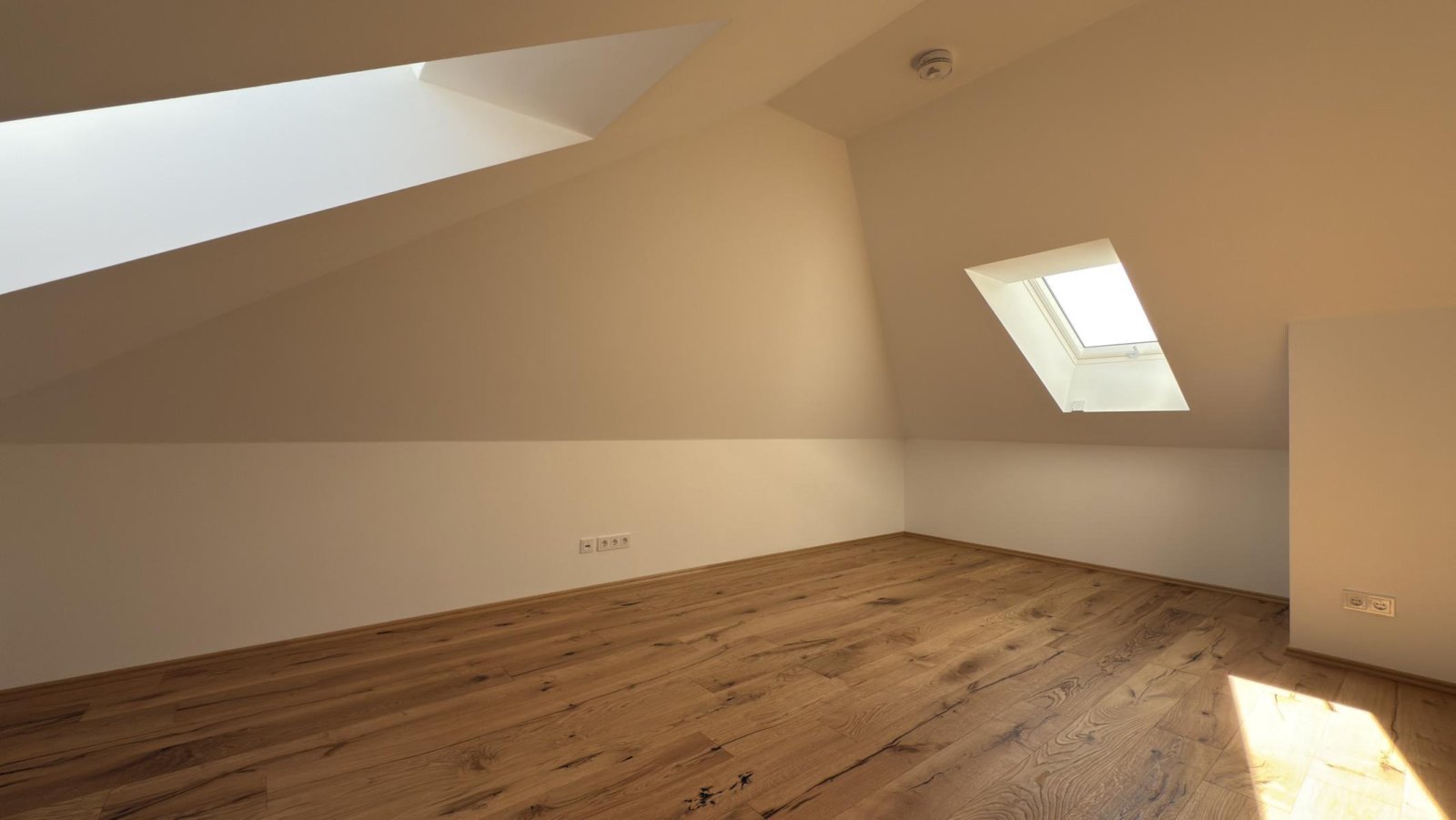 ** Wohntraum mit Fernblick ** Dachgeschoss-Maisonette mit Dachterrasse ** Einbauküche ** 2 Bäder ** Lift ** Parkett 