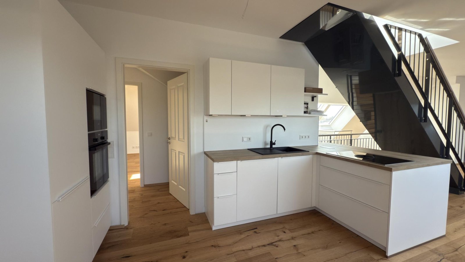 ** Wohntraum mit Fernblick ** Dachgeschoss-Maisonette mit Dachterrasse ** Einbauküche ** 2 Bäder ** Lift ** Parkett 