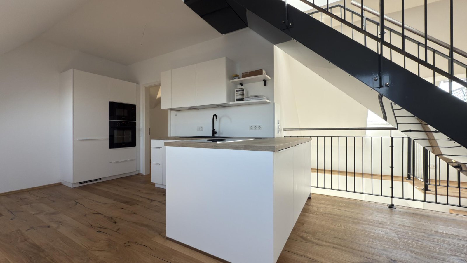 ** Wohntraum mit Fernblick ** Dachgeschoss-Maisonette mit Dachterrasse ** Einbauküche ** 2 Bäder ** Lift ** Parkett 