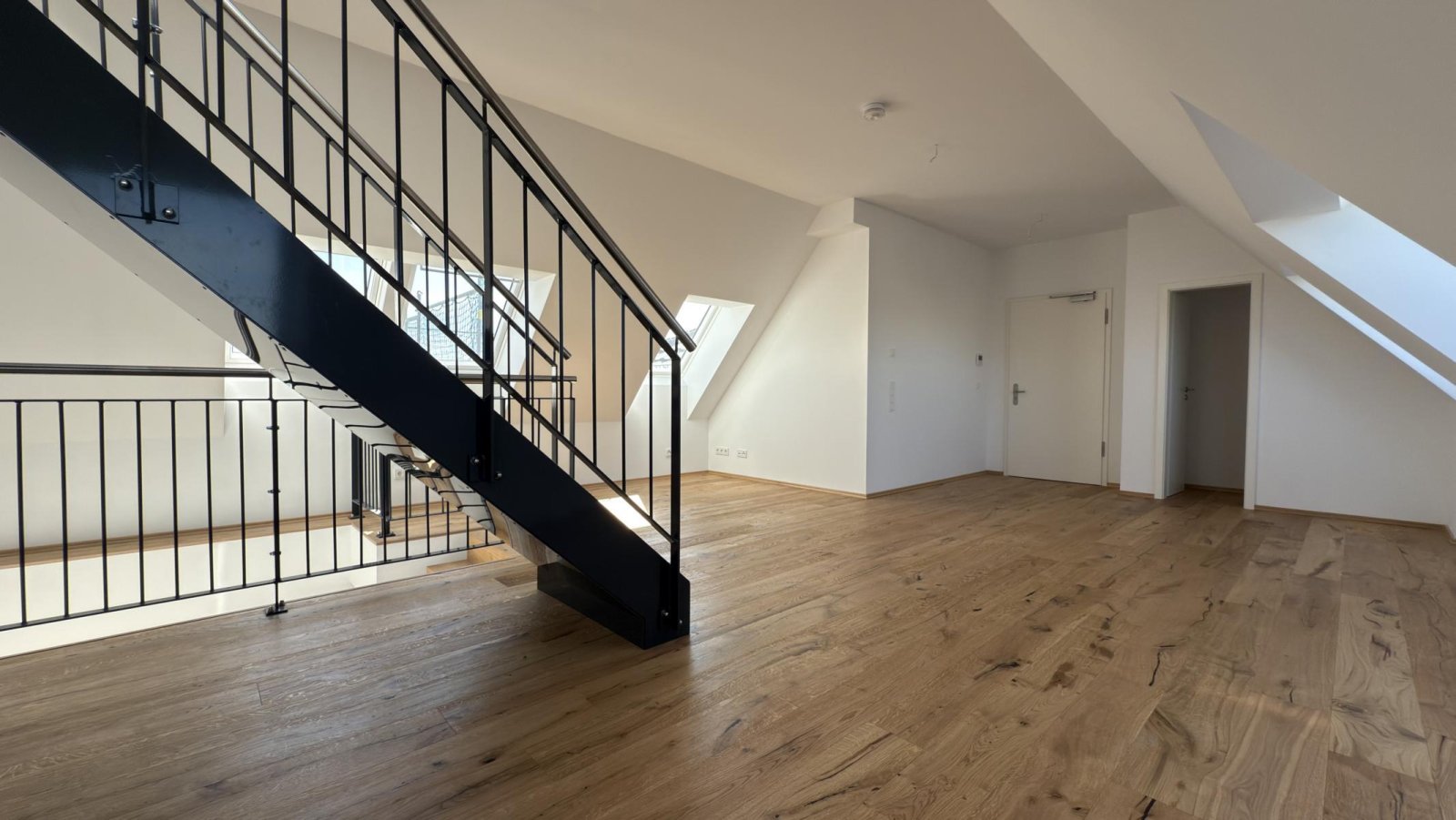 ** Wohntraum mit Fernblick ** Dachgeschoss-Maisonette mit Dachterrasse ** Einbauküche ** 2 Bäder ** Lift ** Parkett 