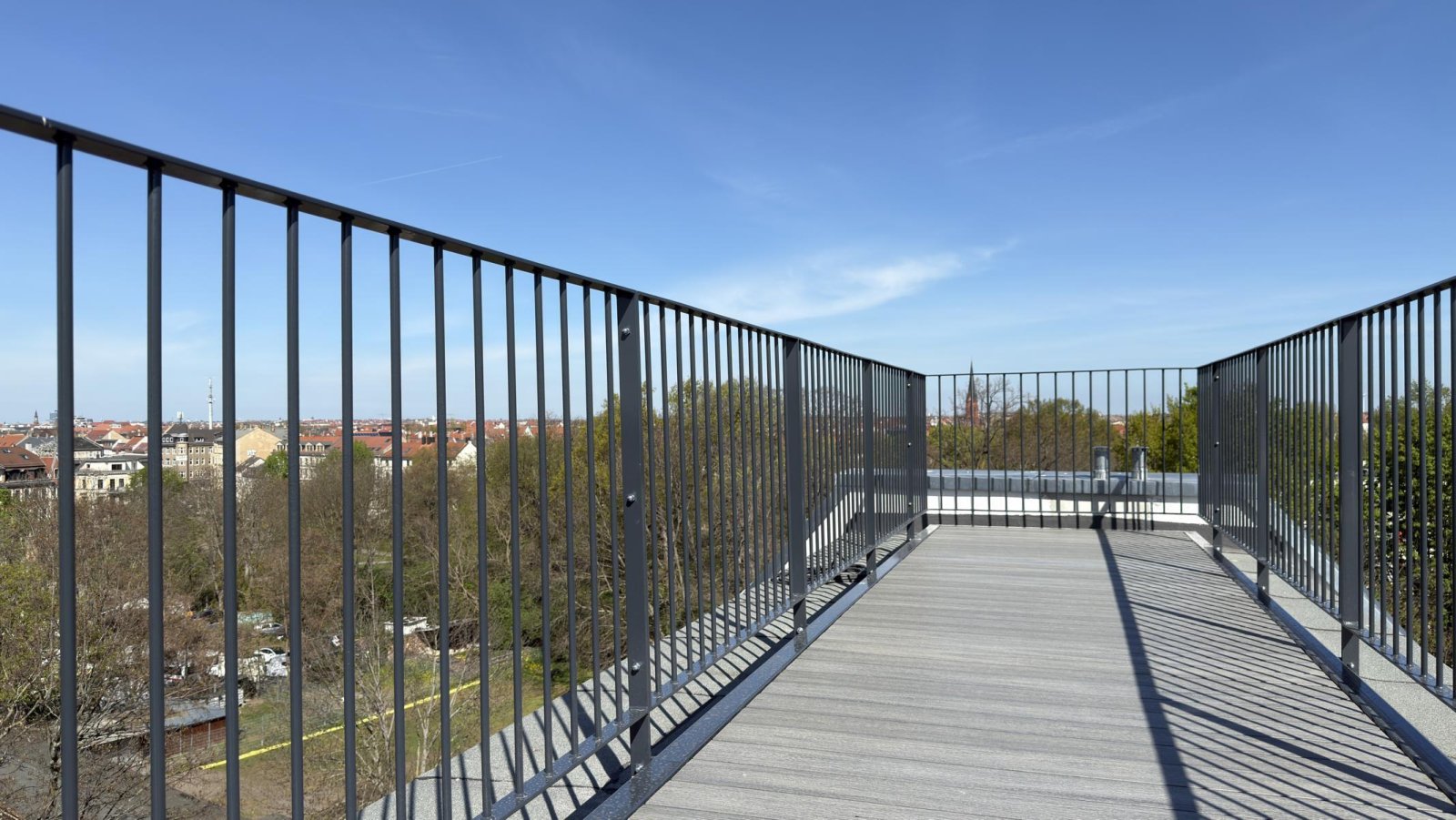 ** Wohntraum mit Fernblick ** Dachgeschoss-Maisonette mit Dachterrasse ** Einbauküche ** 2 Bäder ** Lift ** Parkett 