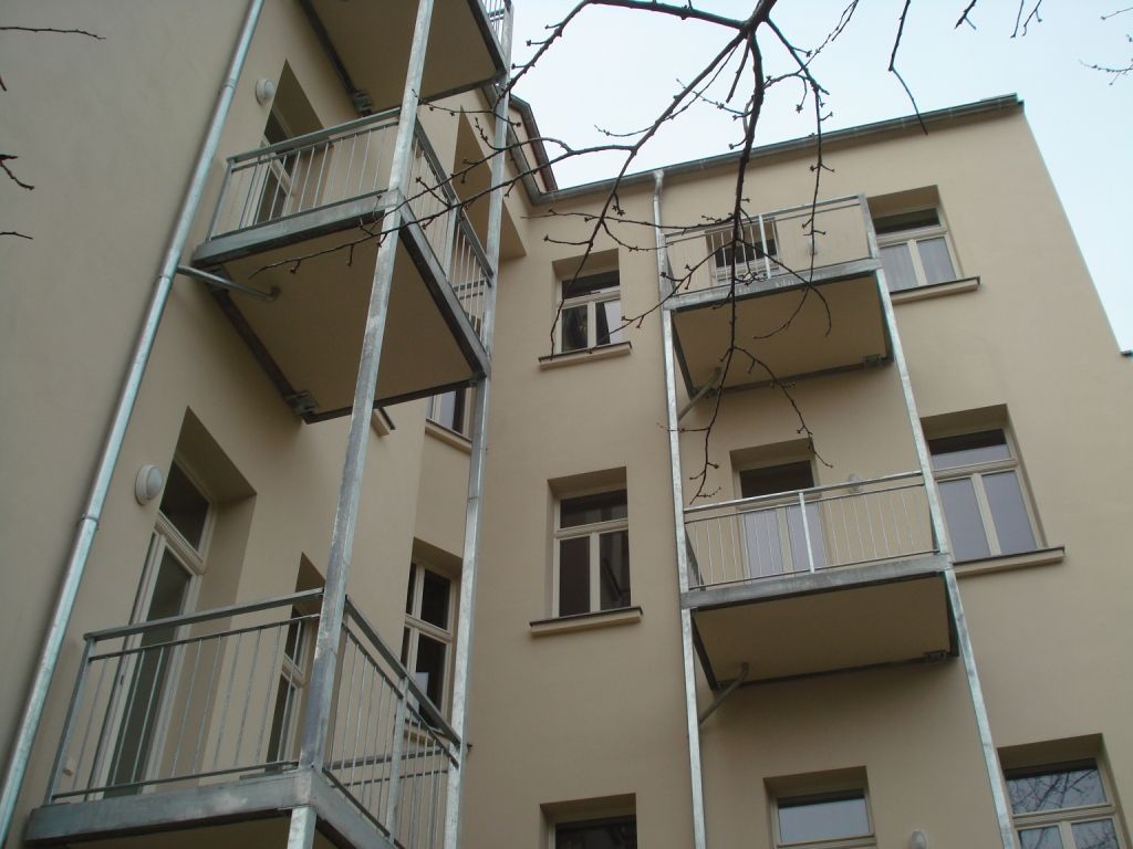 RESERVIERT: Seltene Gelegenheit ** vermietete 3-Raumwohnung im Zentrum-Süd ** 2 Balkone ** GWC ** Parkett