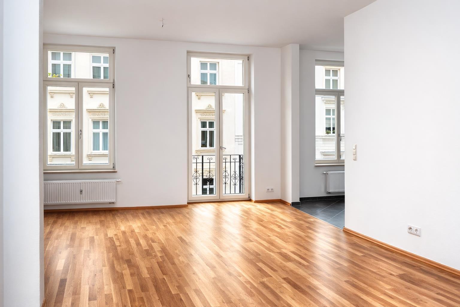 RESERVIERT: Seltene Gelegenheit ** vermietete 3-Raumwohnung im Zentrum-Süd ** 2 Balkone ** GWC ** Parkett