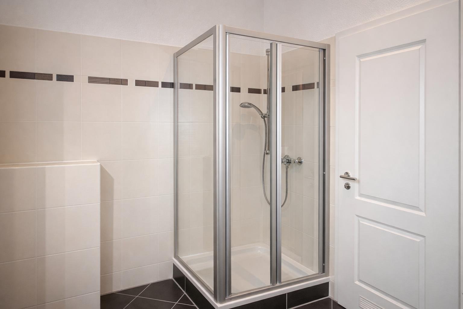 RESERVIERT: Seltene Gelegenheit ** vermietete 3-Raumwohnung im Zentrum-Süd ** 2 Balkone ** GWC ** Parkett