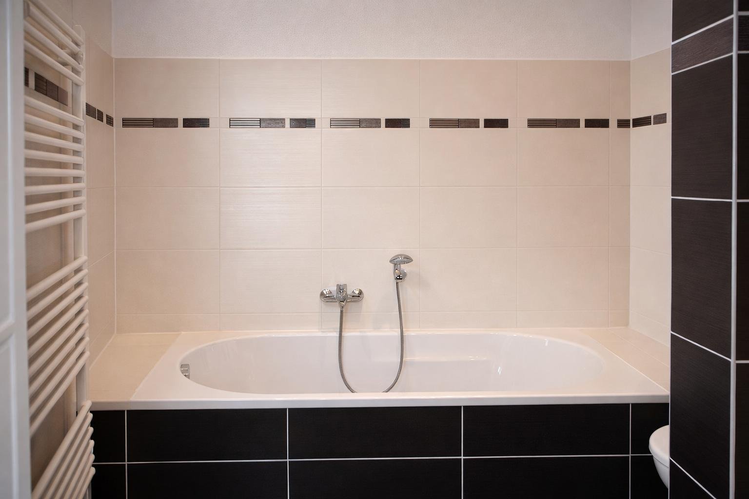 RESERVIERT: Seltene Gelegenheit ** vermietete 3-Raumwohnung im Zentrum-Süd ** 2 Balkone ** GWC ** Parkett