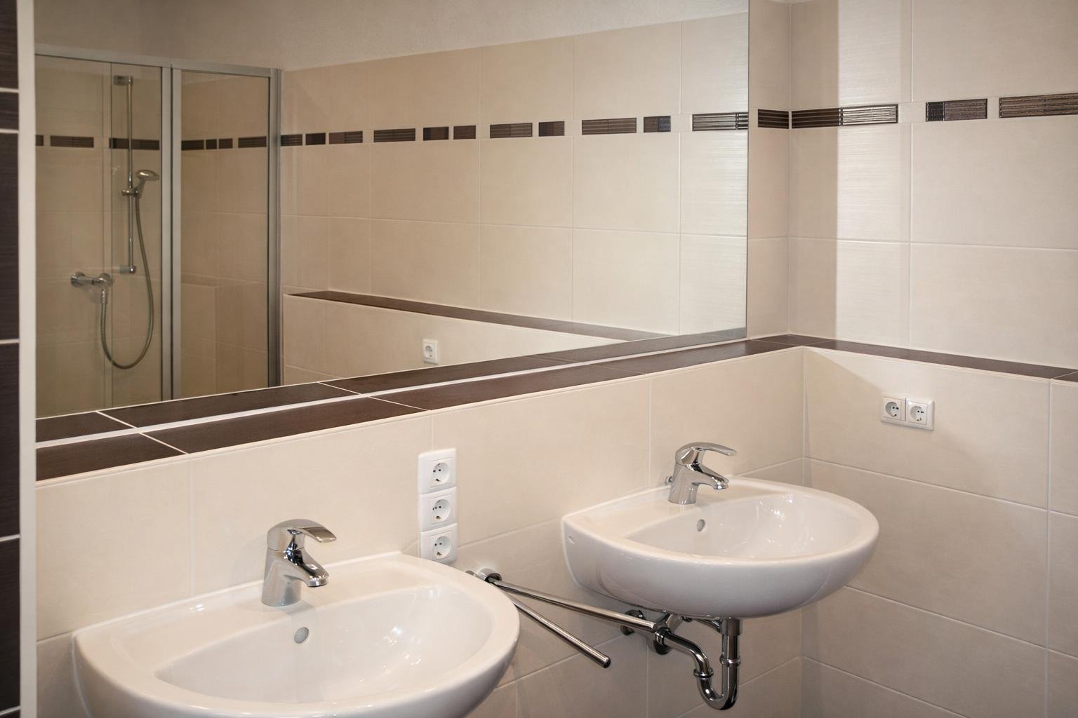 RESERVIERT: Seltene Gelegenheit ** vermietete 3-Raumwohnung im Zentrum-Süd ** 2 Balkone ** GWC ** Parkett