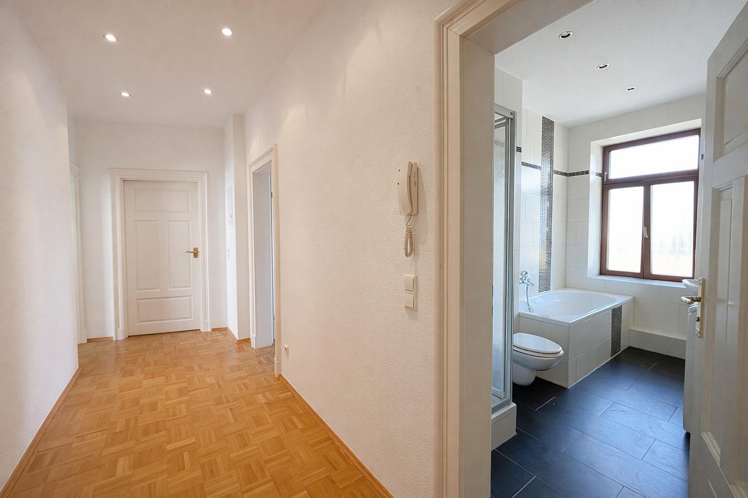 provisionsfreie und sehr gut vermietete ETW in Plagwitz ** Parkett ** Balkon ** TLB mit Du+Wa **