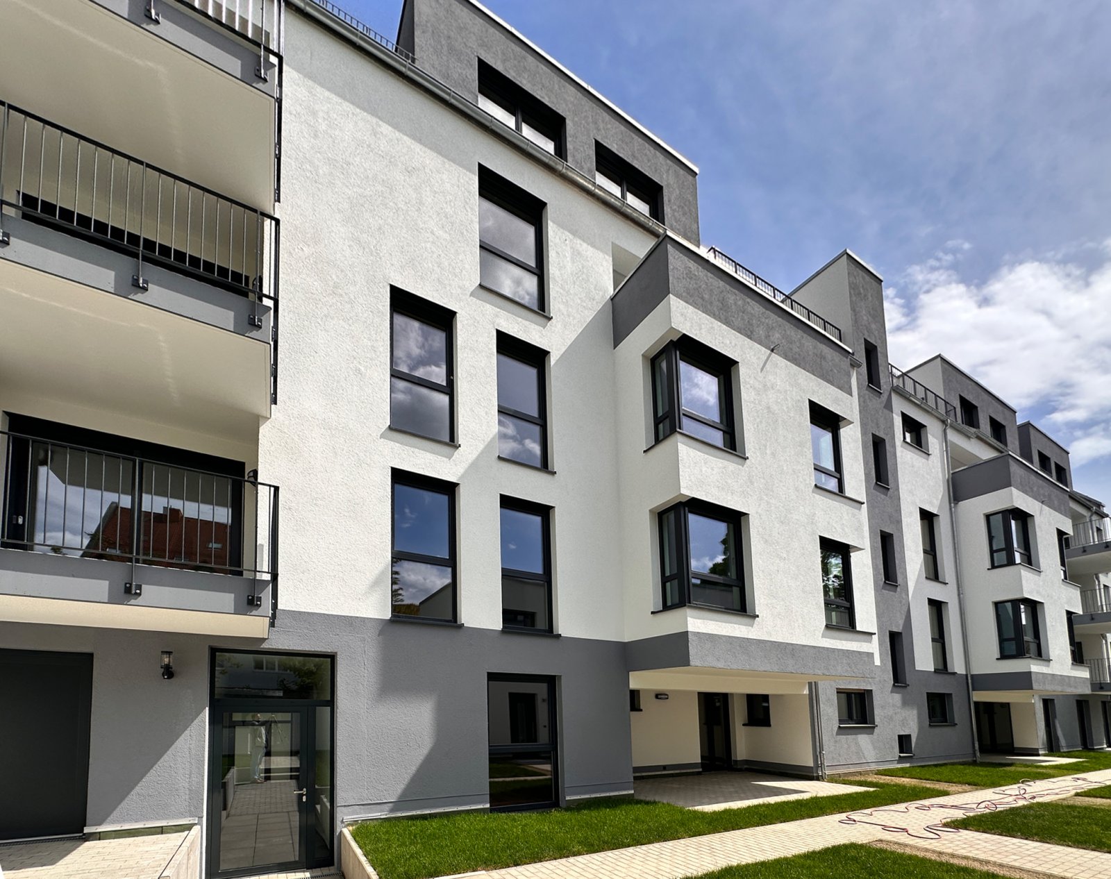 VERMIETET: Luxuriöse 2-Raumwohnung ** Balkon ** Einbauküche ** Tiefgarage