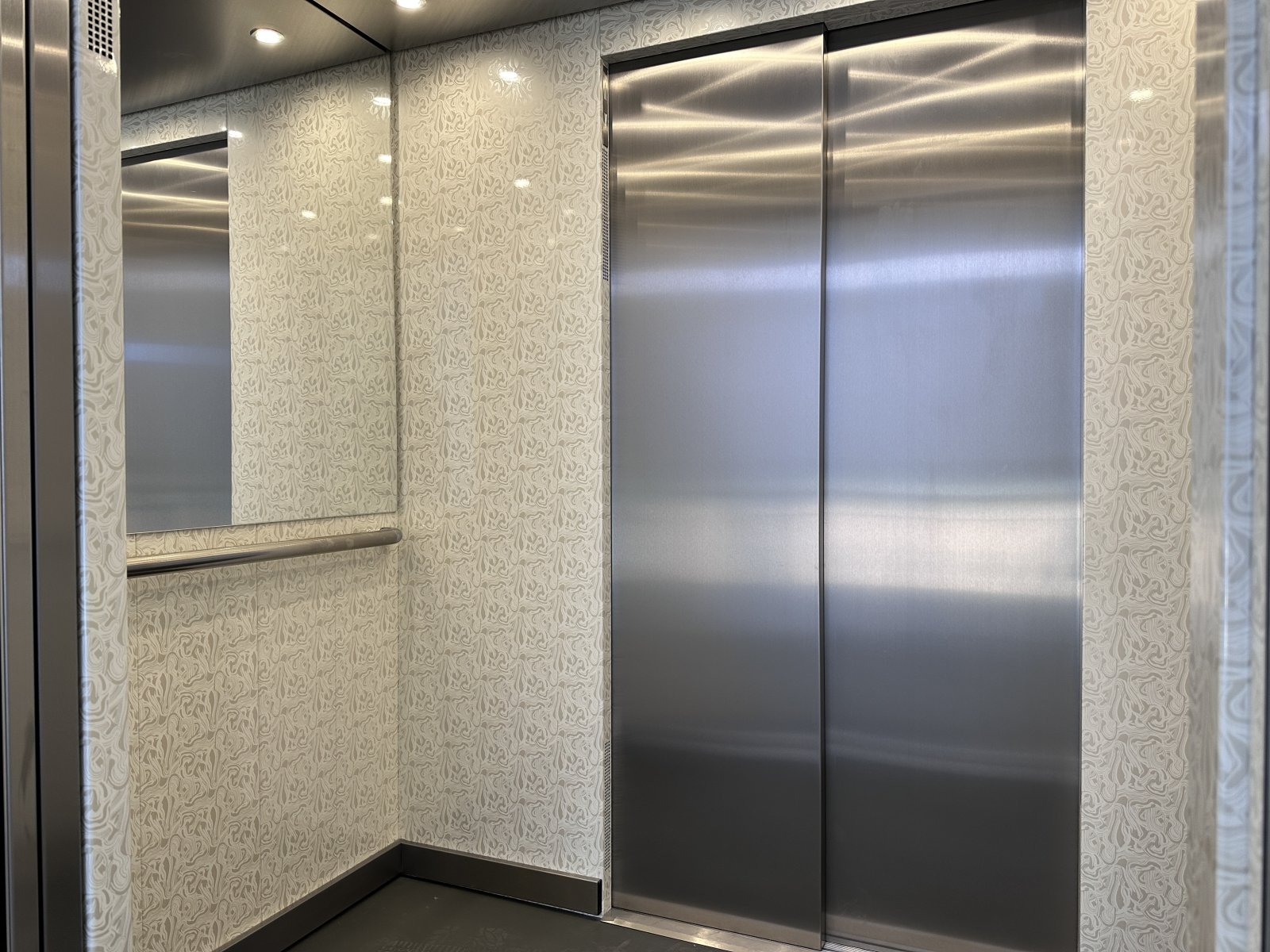 VERMIETET: Luxuriöse 2-Raumwohnung ** Balkon ** Einbauküche ** Tiefgarage