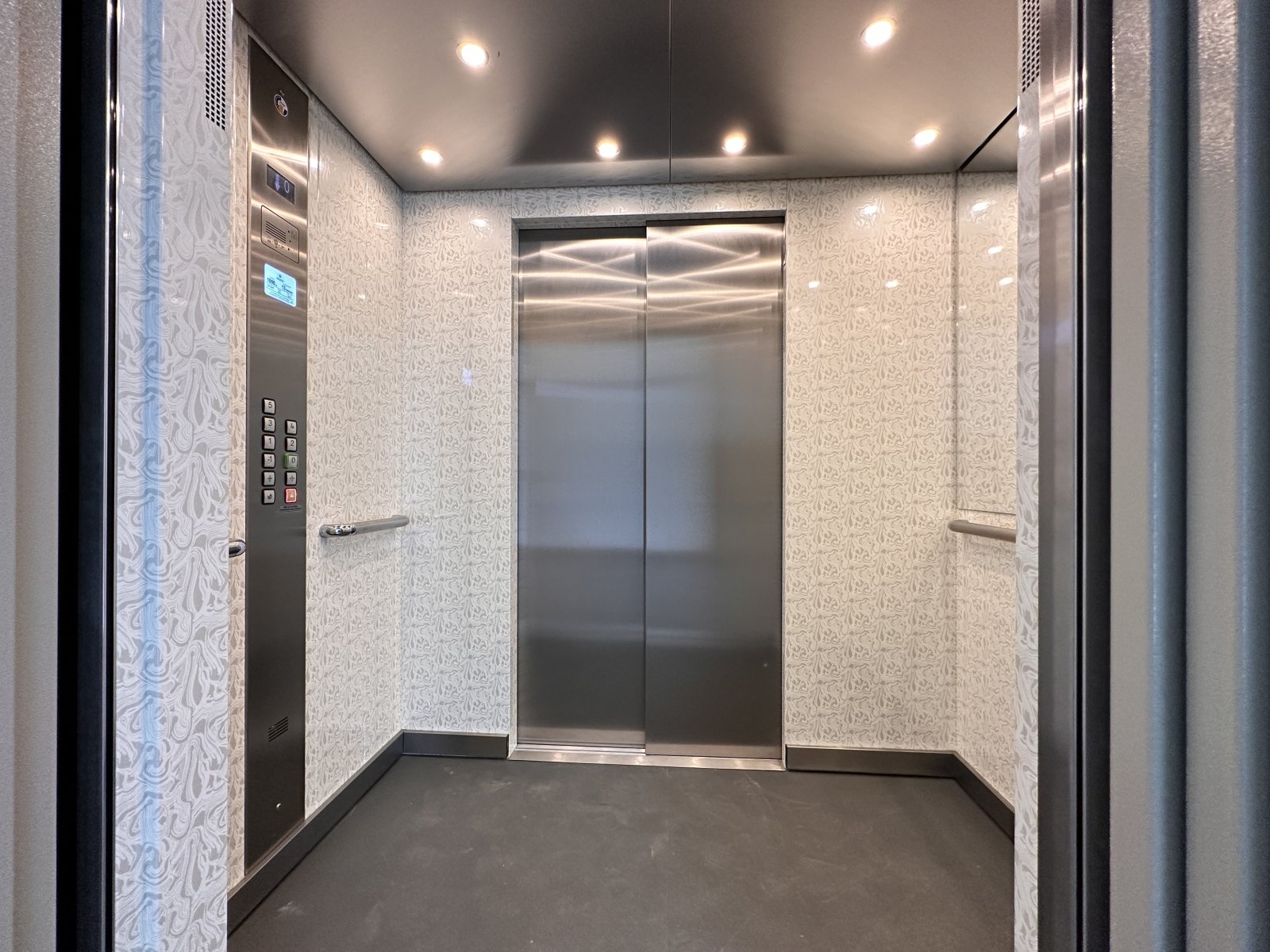 VERMIETET: Luxuriöse 2-Raumwohnung ** Balkon ** Einbauküche ** Tiefgarage