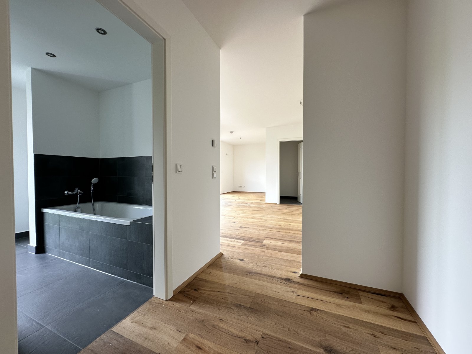 VERMIETET: Luxuriöse 2-Raumwohnung ** Balkon ** Einbauküche ** Tiefgarage