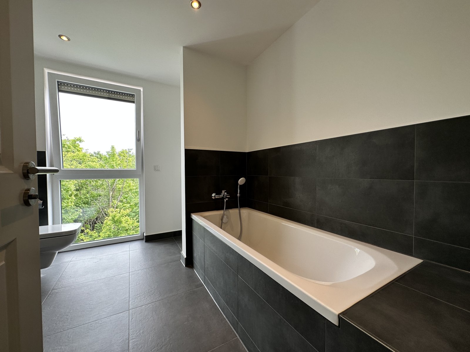 VERMIETET: Luxuriöse 2-Raumwohnung ** Balkon ** Einbauküche ** Tiefgarage