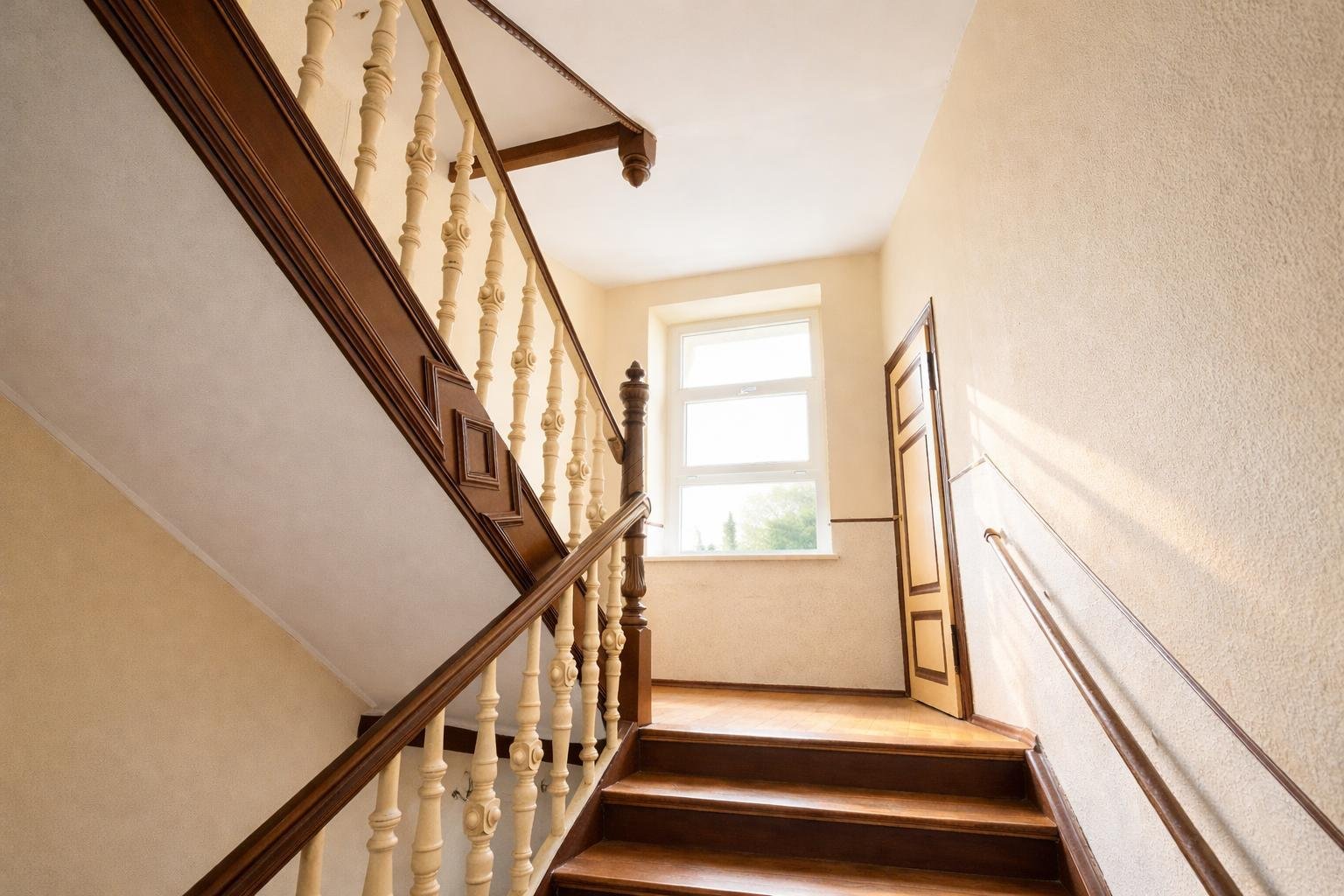 • BEZUGSFREI • PROVISIONSFREI • Frisch sanierte 2-Raumwohnung • BALKON • 