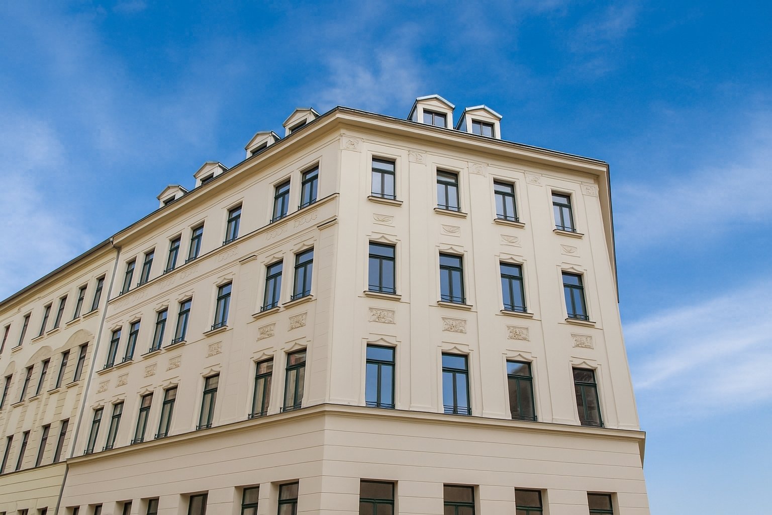 PROVISIONSFREI ** Edle 2-Raumwohnung im stilvollen Altbau ** Parkett ** Südwest-Balkon ** Tageslichtbad mit Wanne und Dusche