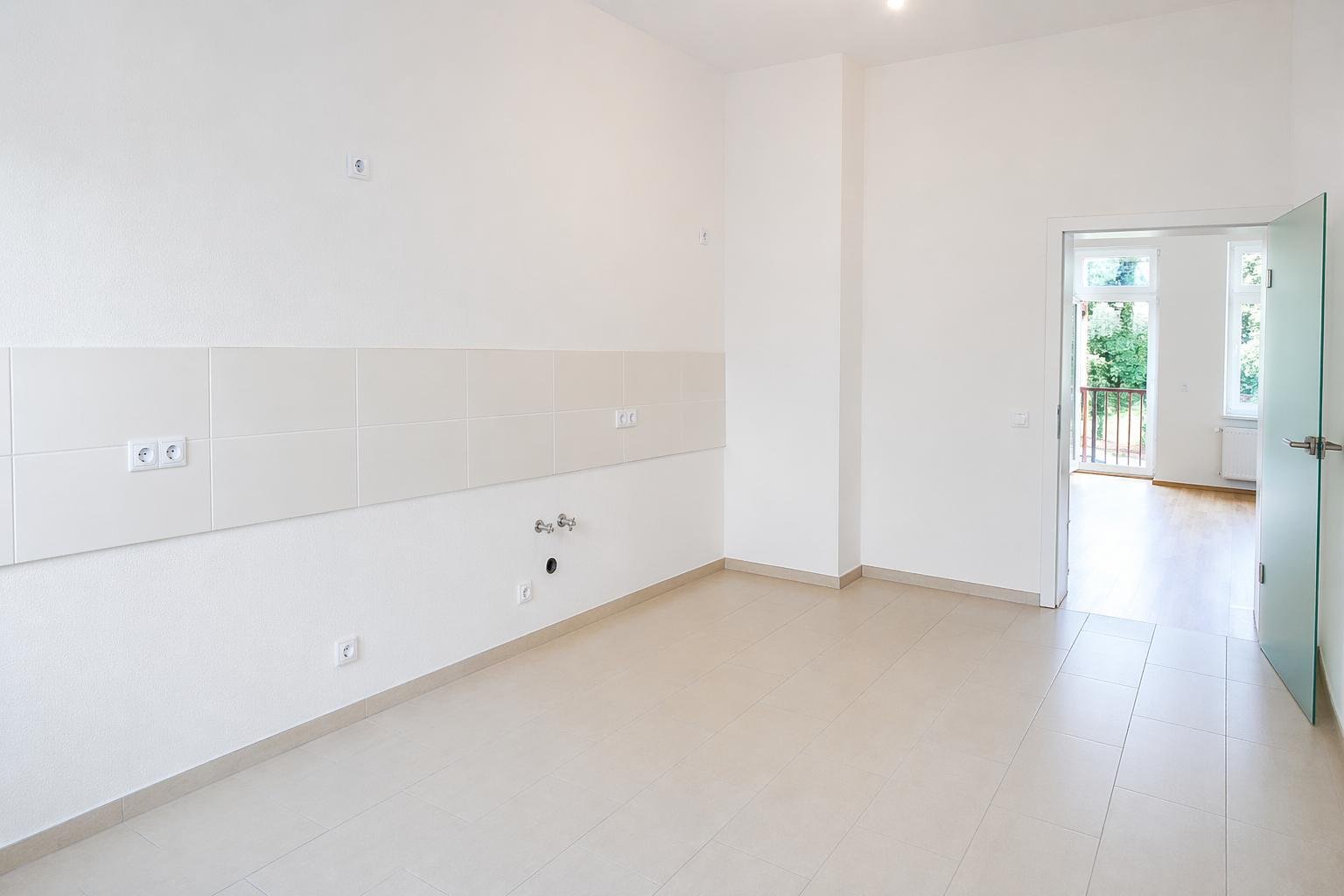 PROVISIONSFREI ** Edle 2-Raumwohnung im stilvollen Altbau ** Parkett ** Südwest-Balkon ** Tageslichtbad mit Wanne und Dusche