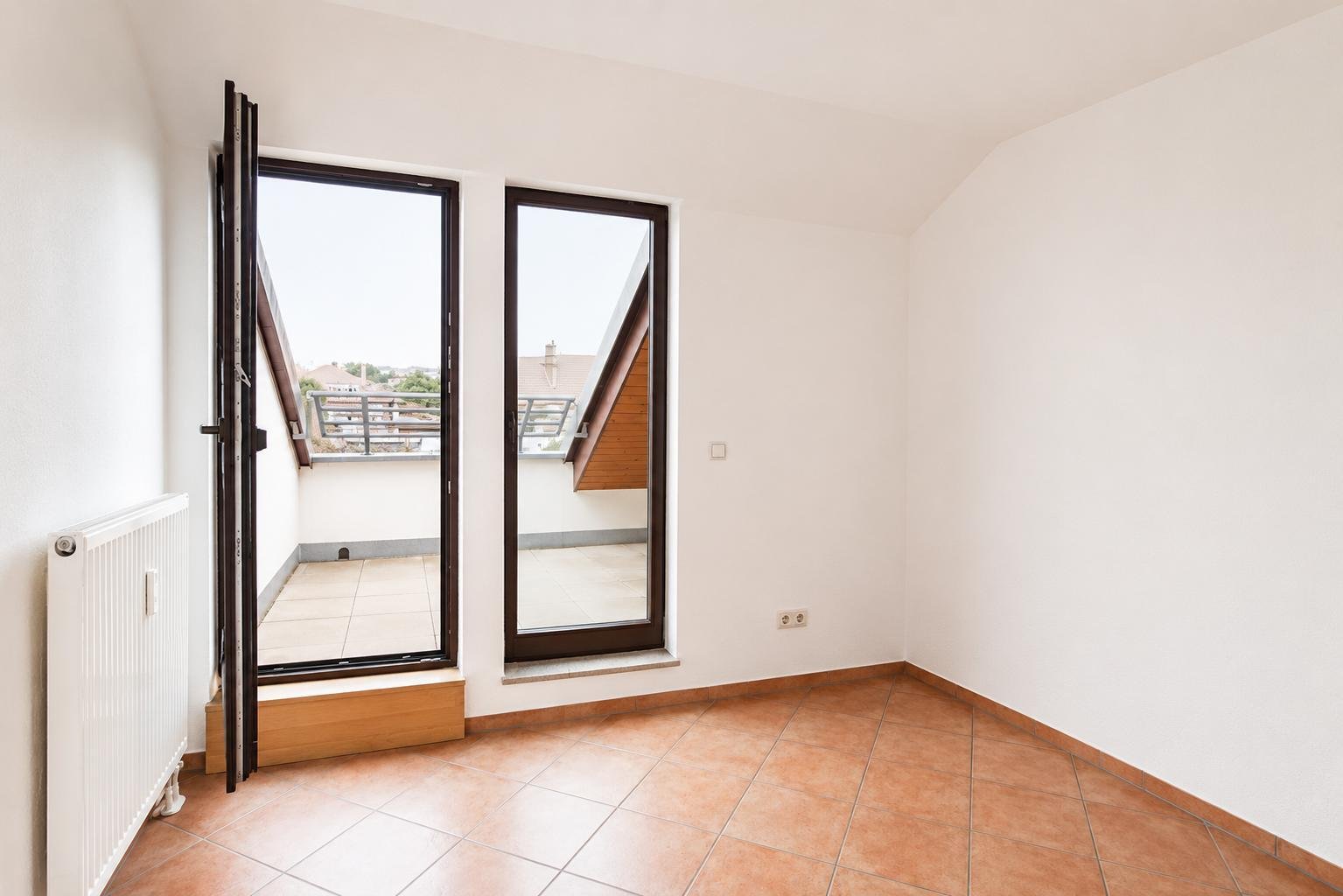 ** Wohnen in Zentrumsnähe ** Dachloggia * Parkett * Tageslichtbad * Garten * ab 01.05.2026