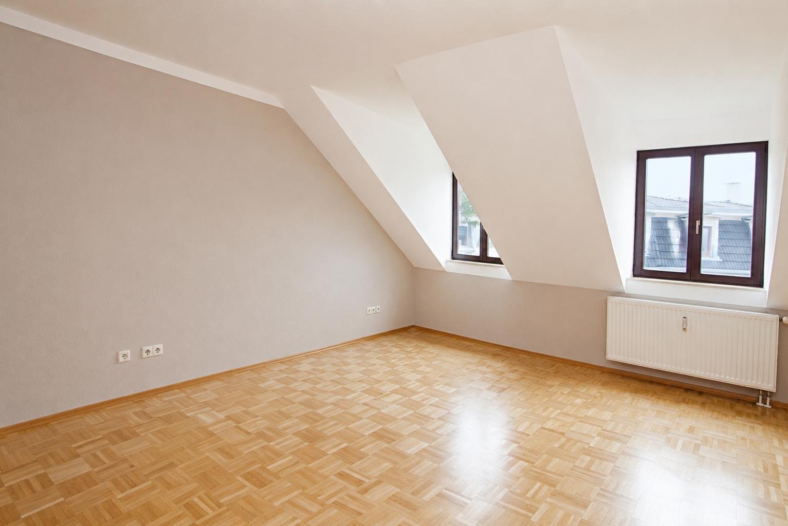 ** Wohnen in Zentrumsnähe ** Dachloggia * Parkett * Tageslichtbad * Garten * ab 01.05.2026