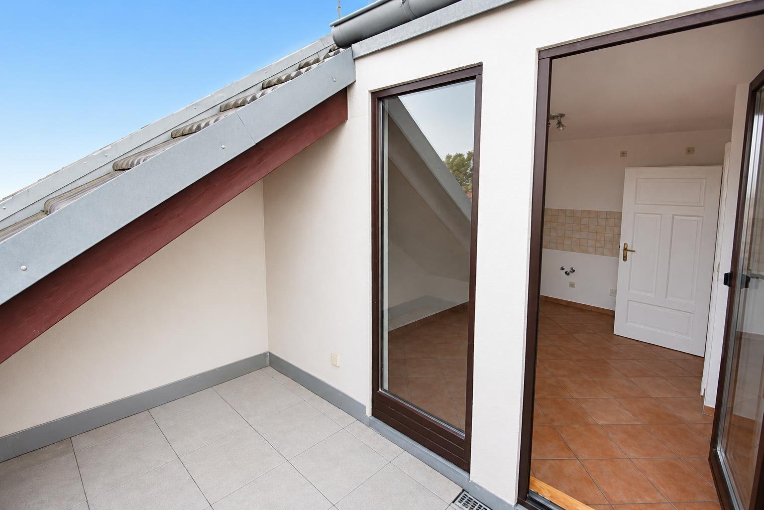 ** Wohnen in Zentrumsnähe ** Dachloggia * Parkett * Tageslichtbad * Garten * ab 01.05.2026