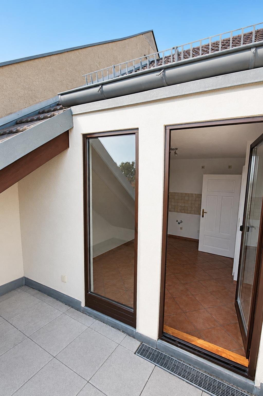 ** Wohnen in Zentrumsnähe ** Dachloggia * Parkett * Tageslichtbad * Garten * ab 01.05.2026