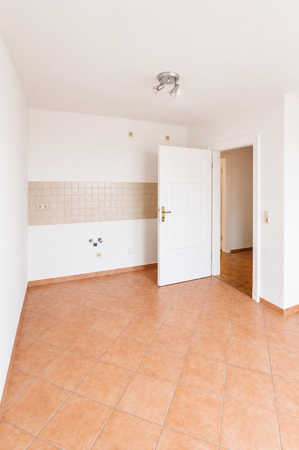 ** Wohnen in Zentrumsnähe ** Dachloggia * Parkett * Tageslichtbad * Garten * ab 01.05.2026