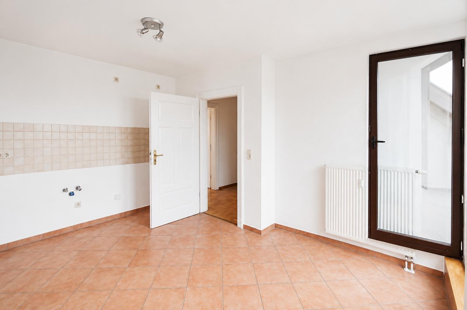 ** Wohnen in Zentrumsnähe ** Dachloggia * Parkett * Tageslichtbad * Garten * ab 01.05.2026