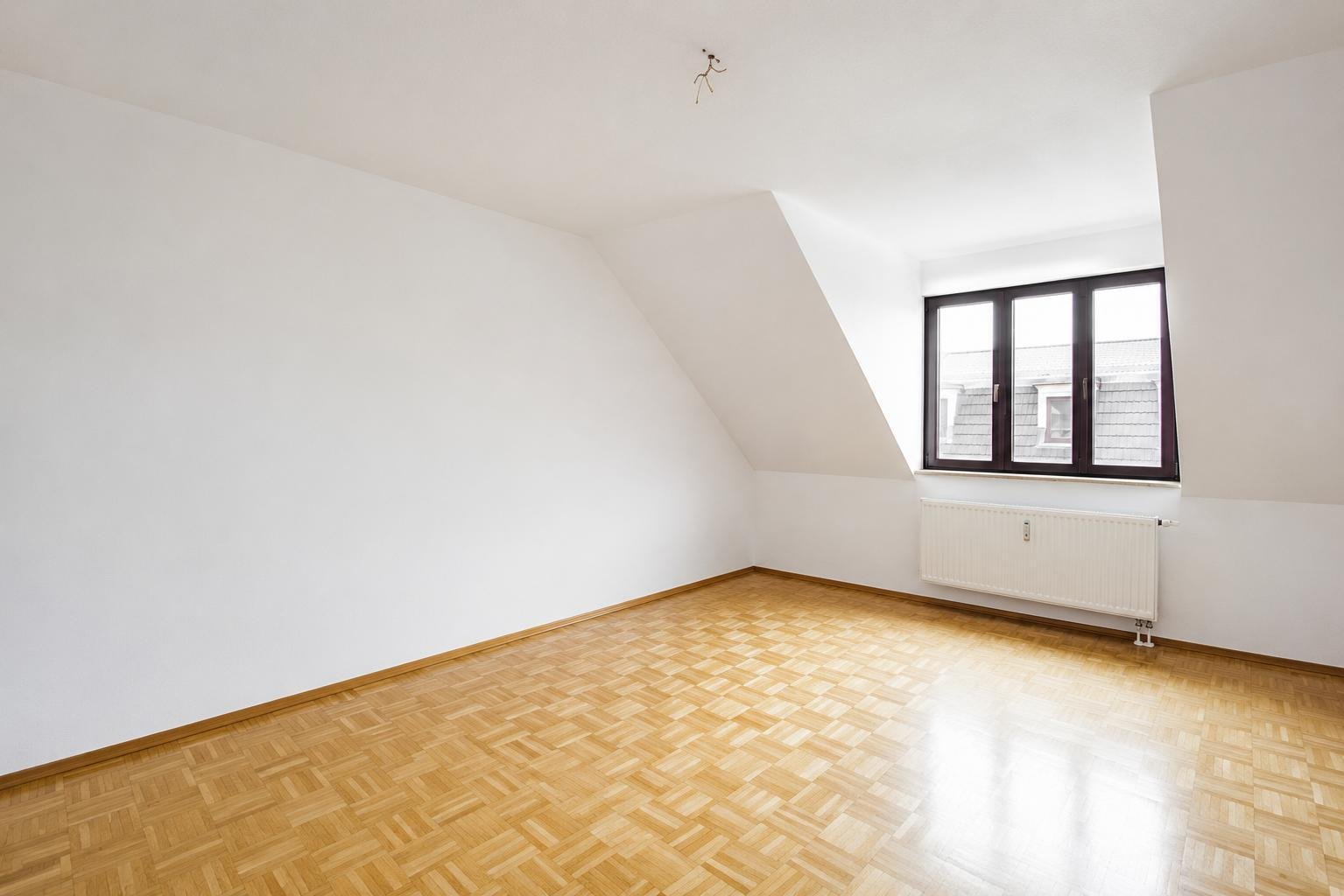 ** Wohnen in Zentrumsnähe ** Dachloggia * Parkett * Tageslichtbad * Garten * ab 01.05.2026