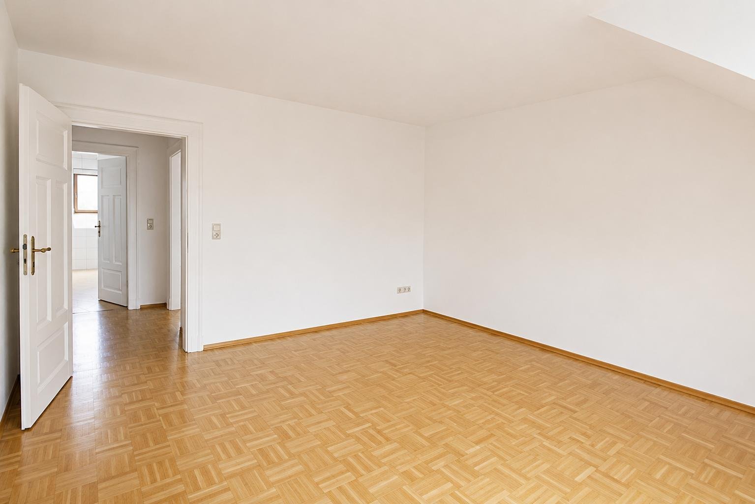 ** Wohnen in Zentrumsnähe ** Dachloggia * Parkett * Tageslichtbad * Garten * ab 01.05.2026