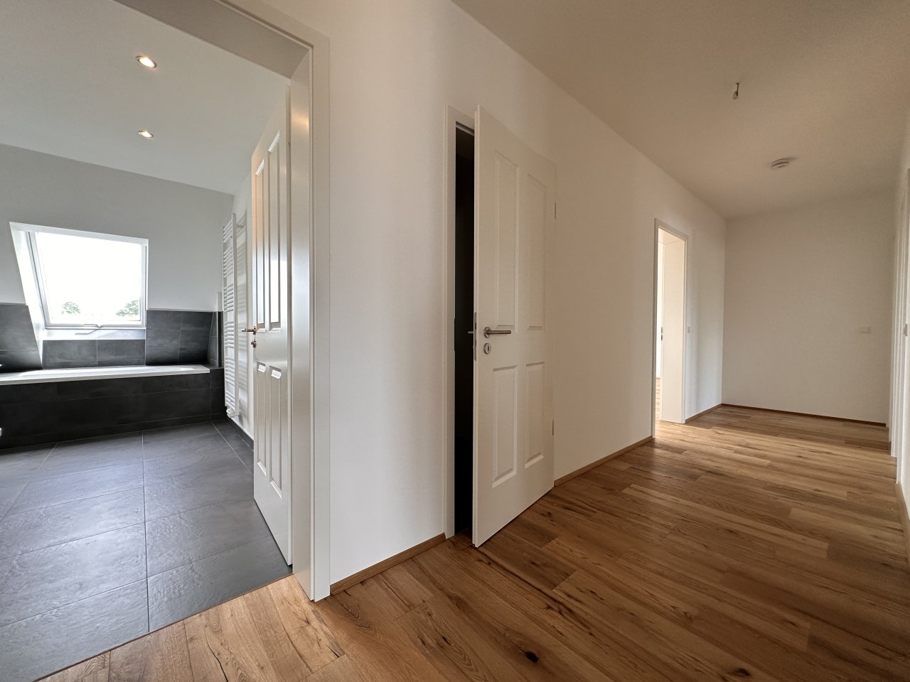 NEUBAU ** DACHTERRASSE ** BALKON ** EINBAUKÜCHE ** FUßBODENHEIZUNG ** TIEFGARAGE