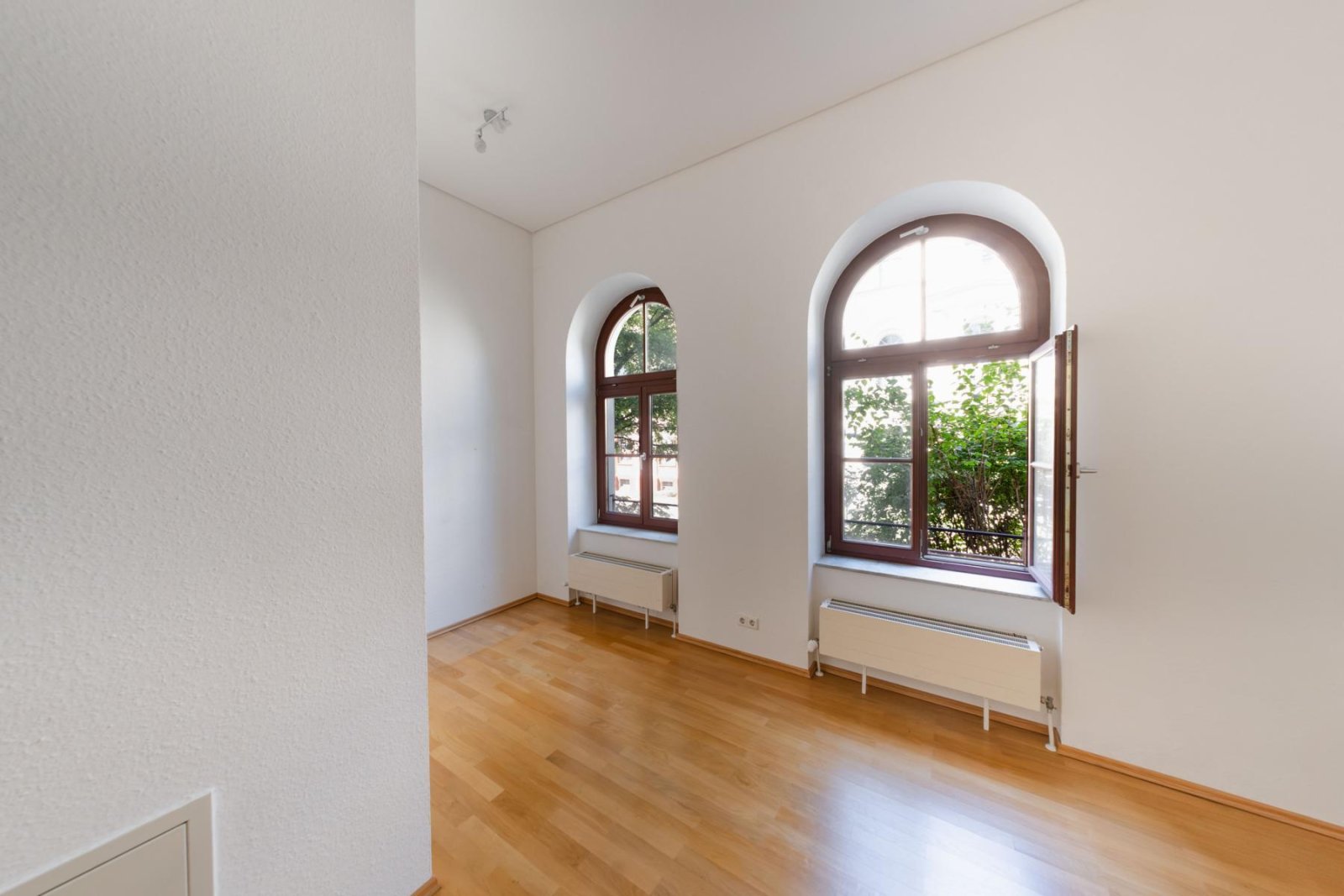 Schicke Single-Wohnung im ZENTRUM ** Einbauküche ** Parkett