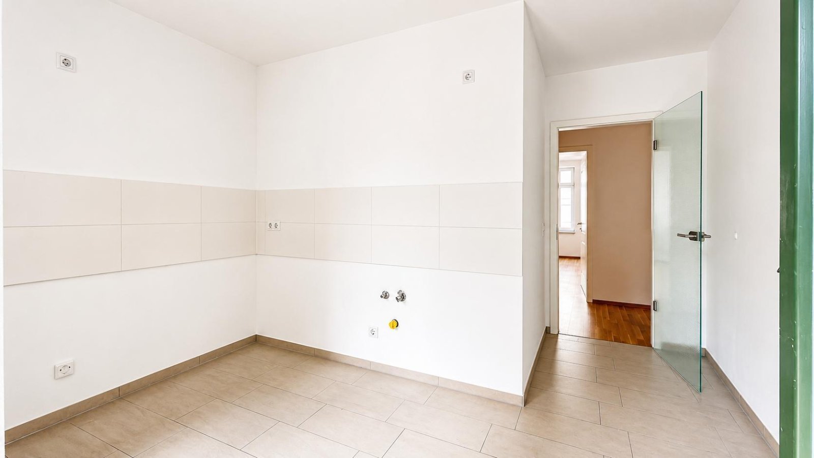 Seltene Kaufchance für potentielle Eigennutzer ** hochwertige Sanierung ** Parkett ** Balkon ** 2 Bäder mit Wanne + Dusche