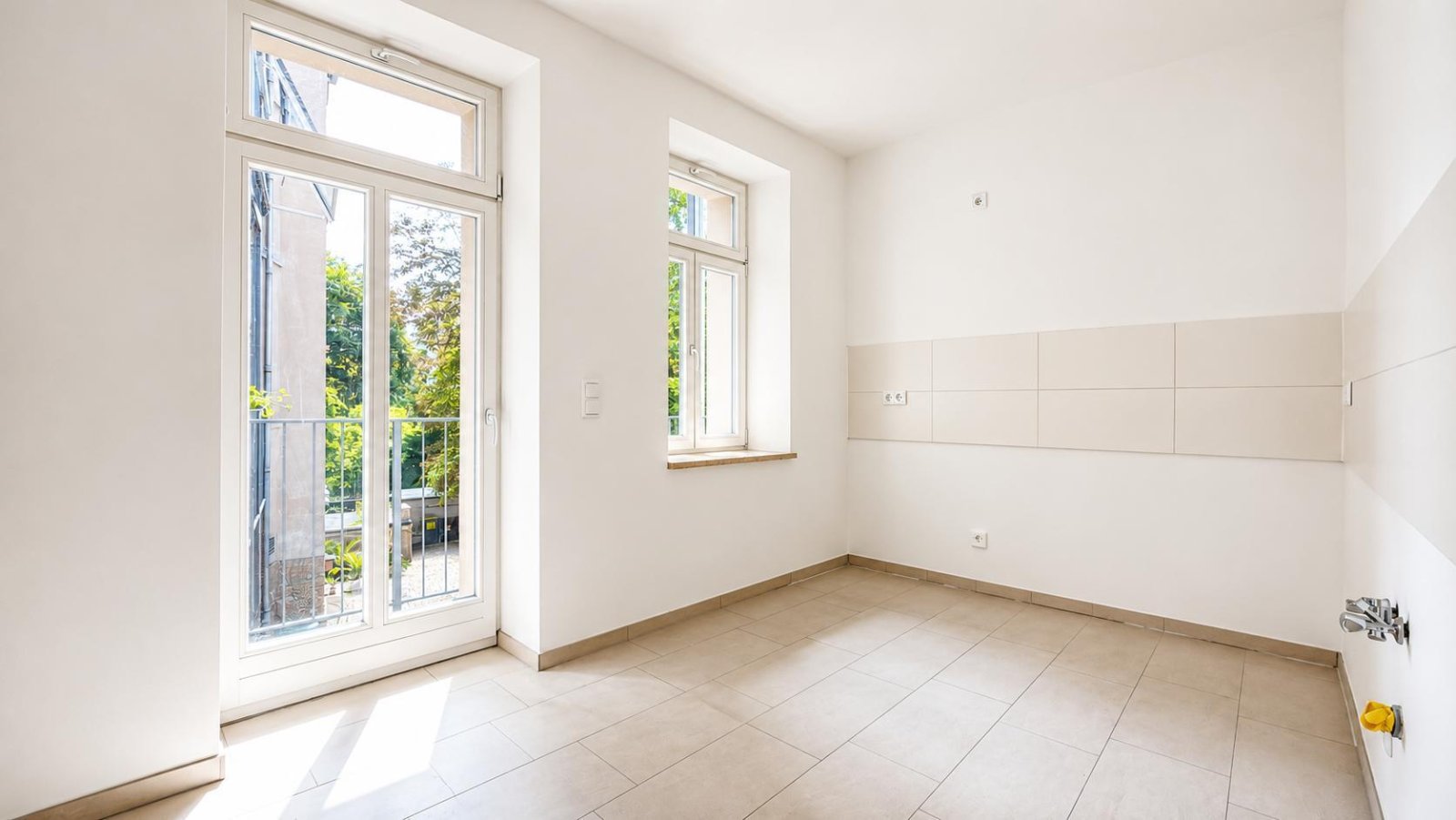 Seltene Kaufchance für potentielle Eigennutzer ** hochwertige Sanierung ** Parkett ** Balkon ** 2 Bäder mit Wanne + Dusche