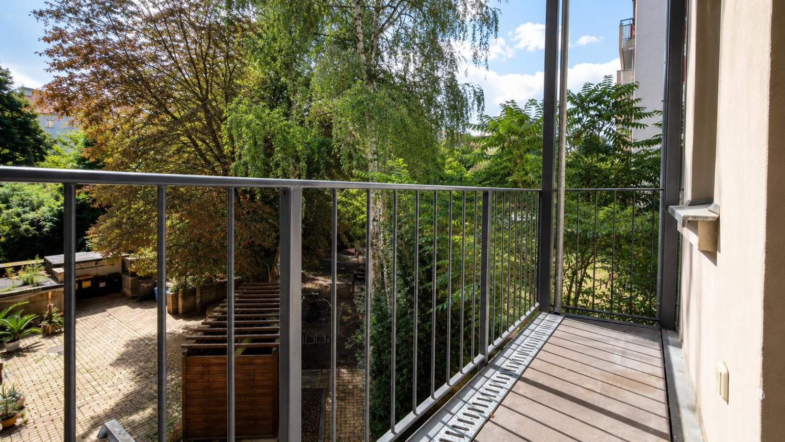 Seltene Kaufchance für potentielle Eigennutzer ** hochwertige Sanierung ** Parkett ** Balkon ** 2 Bäder mit Wanne + Dusche
