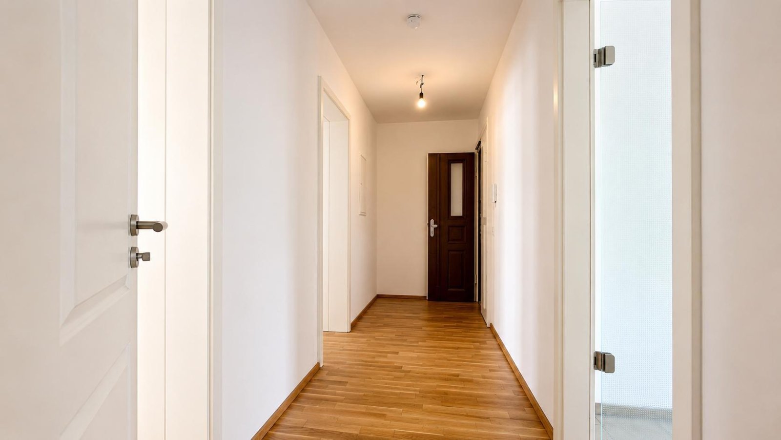 Seltene Kaufchance für potentielle Eigennutzer ** hochwertige Sanierung ** Parkett ** Balkon ** 2 Bäder mit Wanne + Dusche