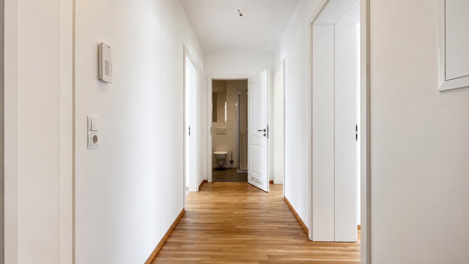 Seltene Kaufchance für potentielle Eigennutzer ** hochwertige Sanierung ** Parkett ** Balkon ** 2 Bäder mit Wanne + Dusche