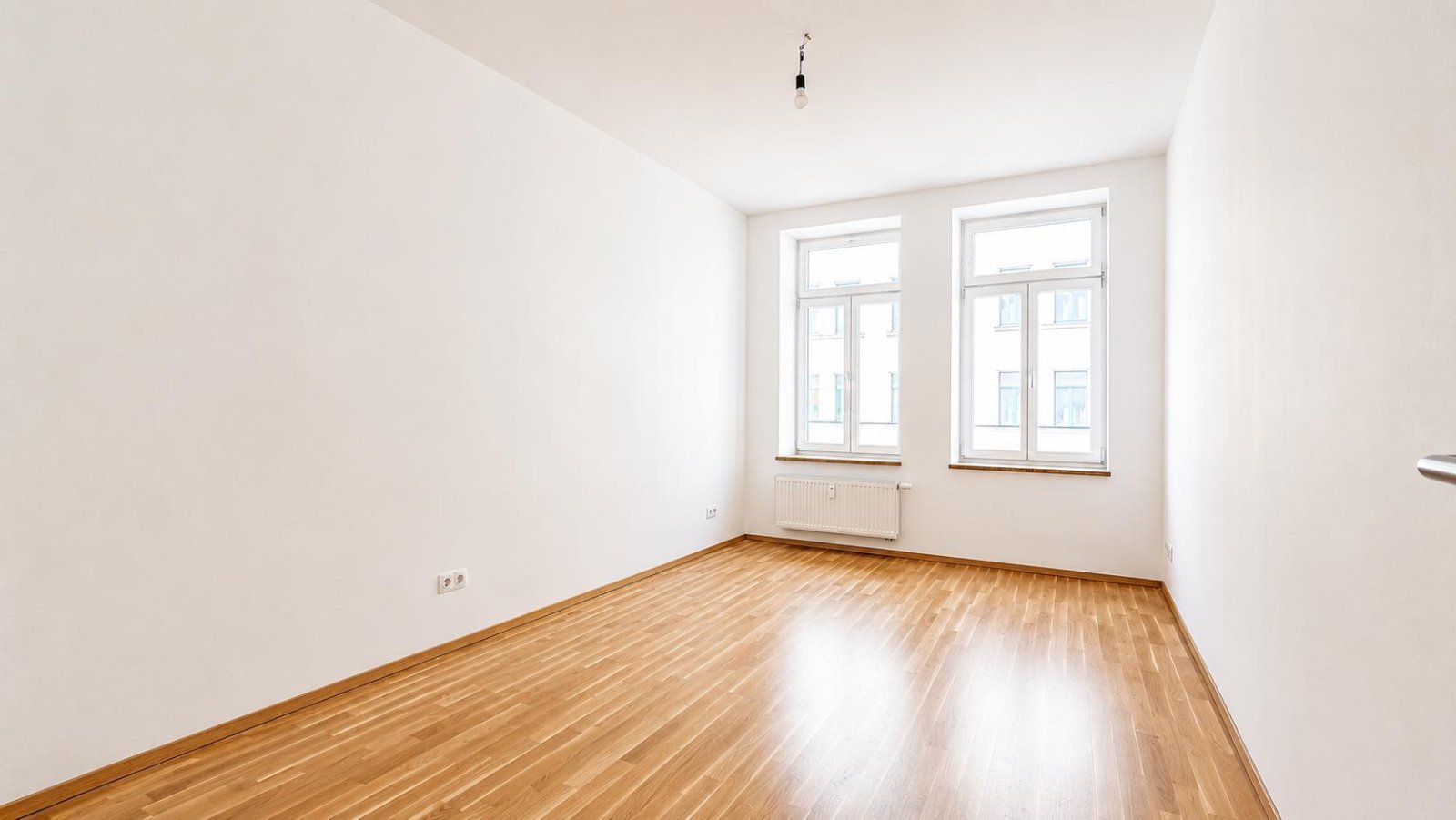 Seltene Kaufchance für potentielle Eigennutzer ** hochwertige Sanierung ** Parkett ** Balkon ** 2 Bäder mit Wanne + Dusche