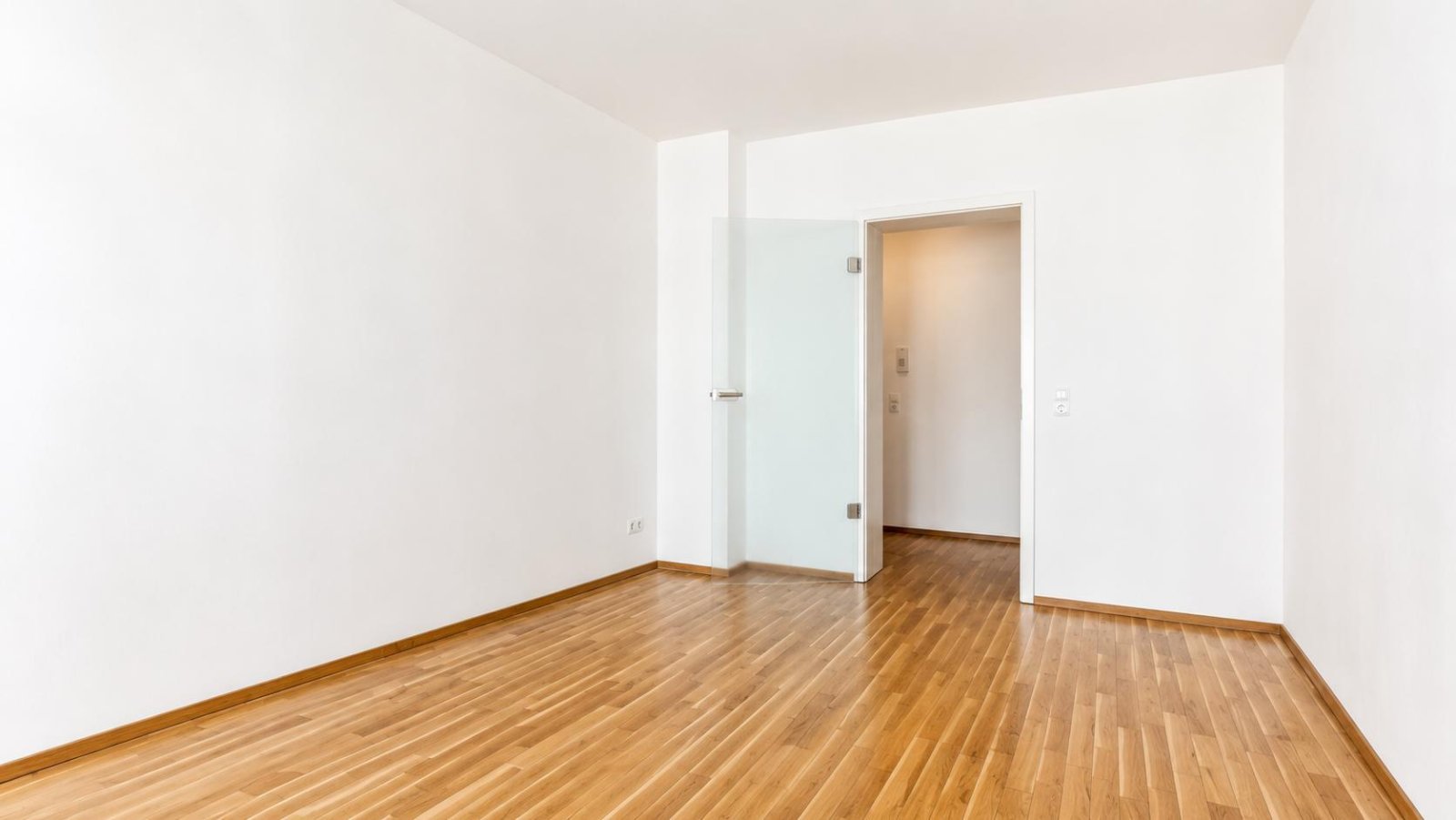 Seltene Kaufchance für potentielle Eigennutzer ** hochwertige Sanierung ** Parkett ** Balkon ** 2 Bäder mit Wanne + Dusche