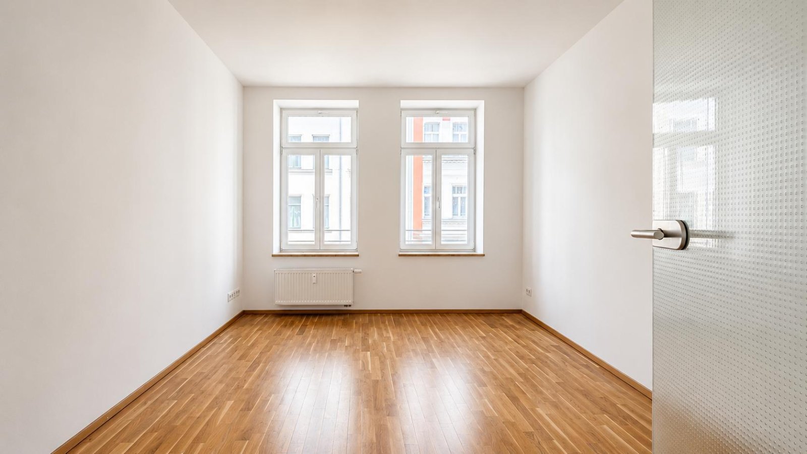 Seltene Kaufchance für potentielle Eigennutzer ** hochwertige Sanierung ** Parkett ** Balkon ** 2 Bäder mit Wanne + Dusche