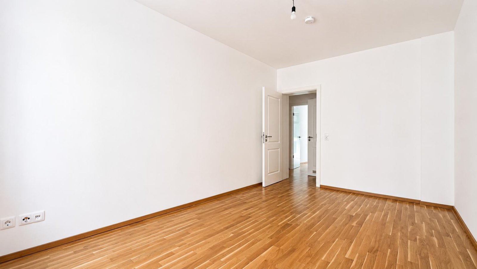 Seltene Kaufchance für potentielle Eigennutzer ** hochwertige Sanierung ** Parkett ** Balkon ** 2 Bäder mit Wanne + Dusche