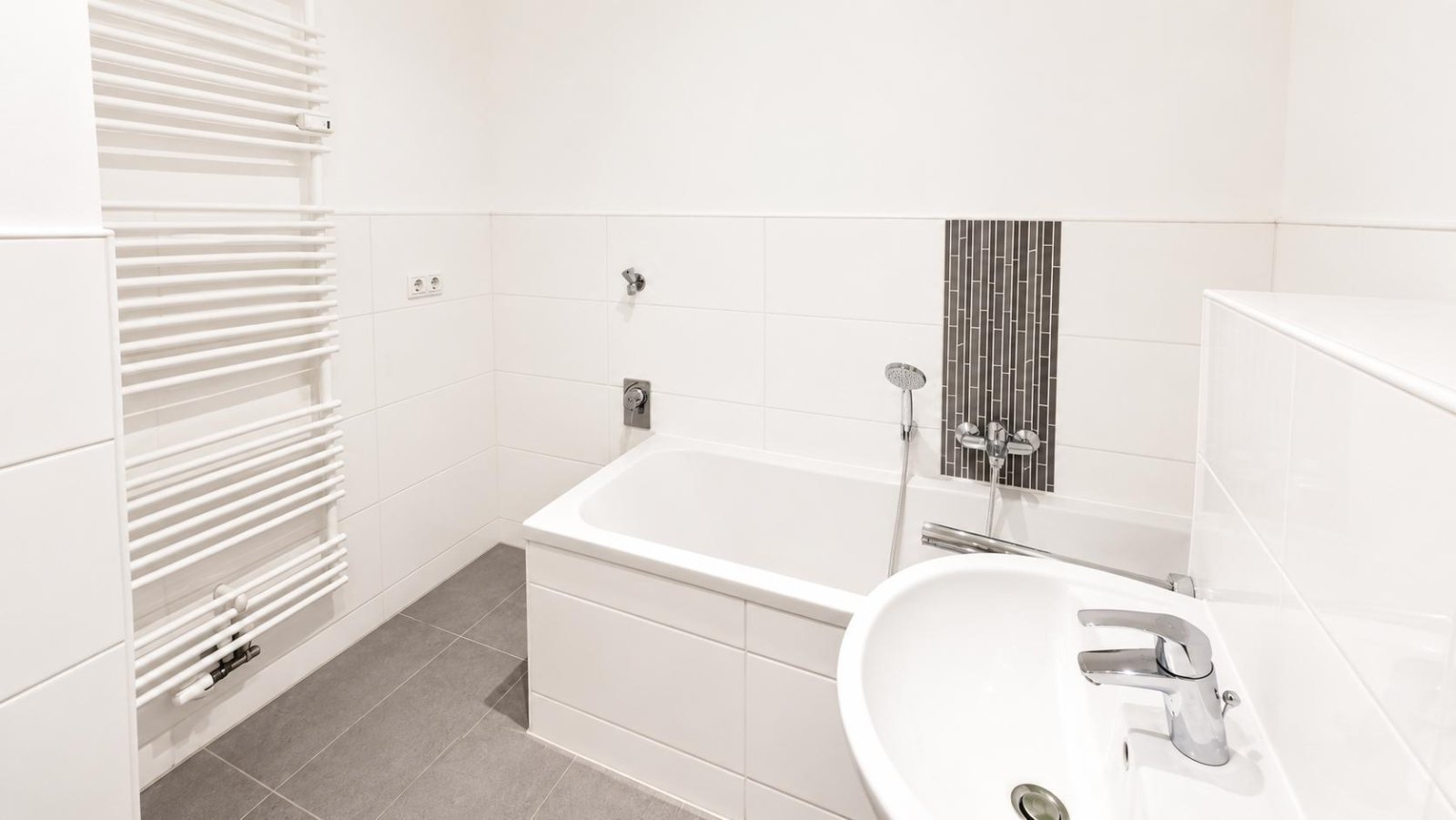 Seltene Kaufchance für potentielle Eigennutzer ** hochwertige Sanierung ** Parkett ** Balkon ** 2 Bäder mit Wanne + Dusche
