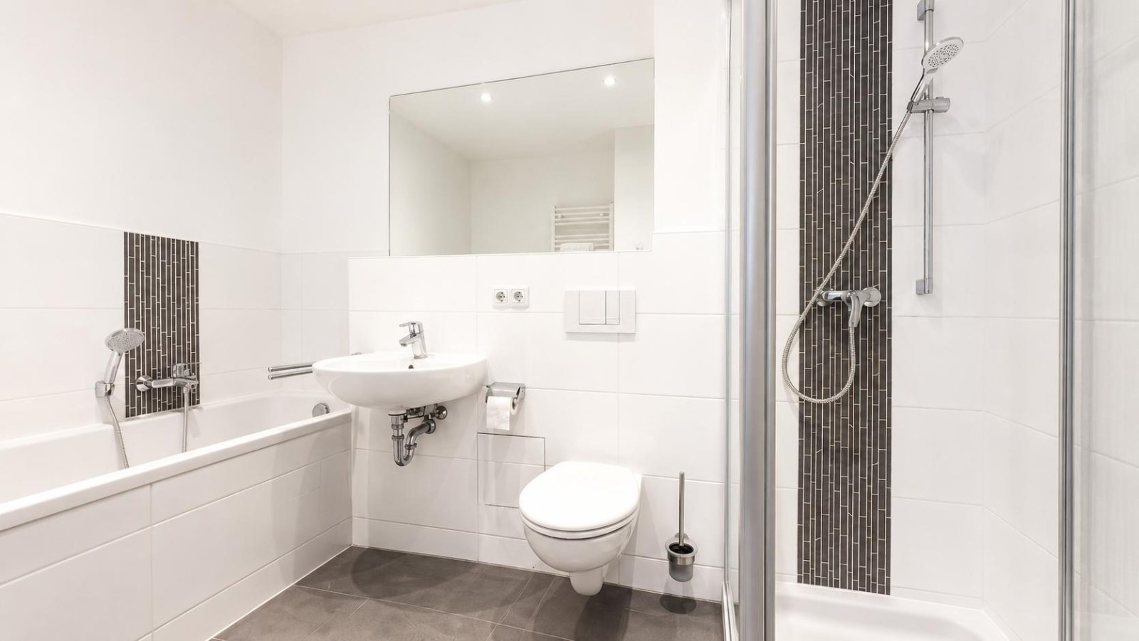Seltene Kaufchance für potentielle Eigennutzer ** hochwertige Sanierung ** Parkett ** Balkon ** 2 Bäder mit Wanne + Dusche