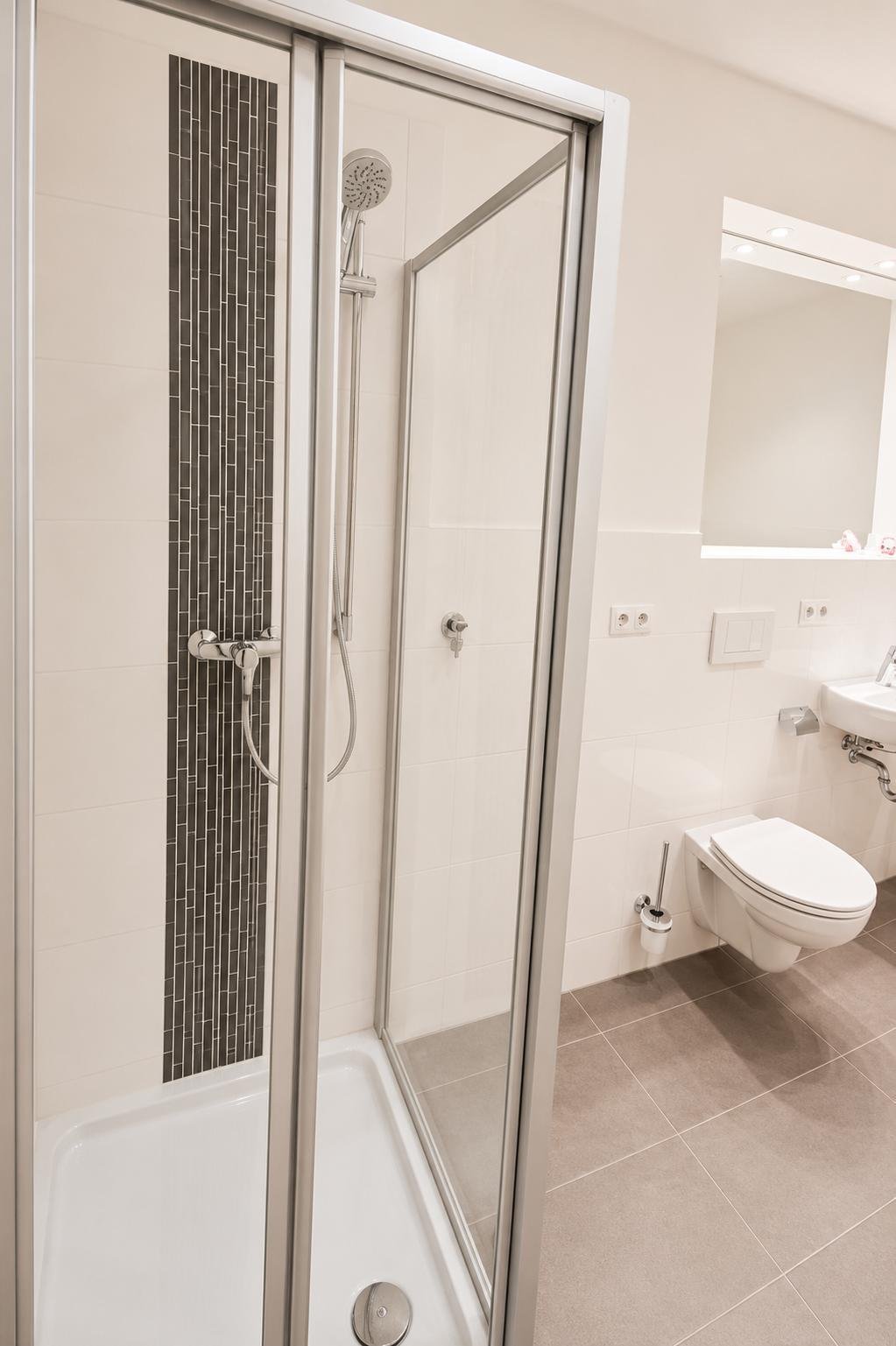 Seltene Kaufchance für potentielle Eigennutzer ** hochwertige Sanierung ** Parkett ** Balkon ** 2 Bäder mit Wanne + Dusche