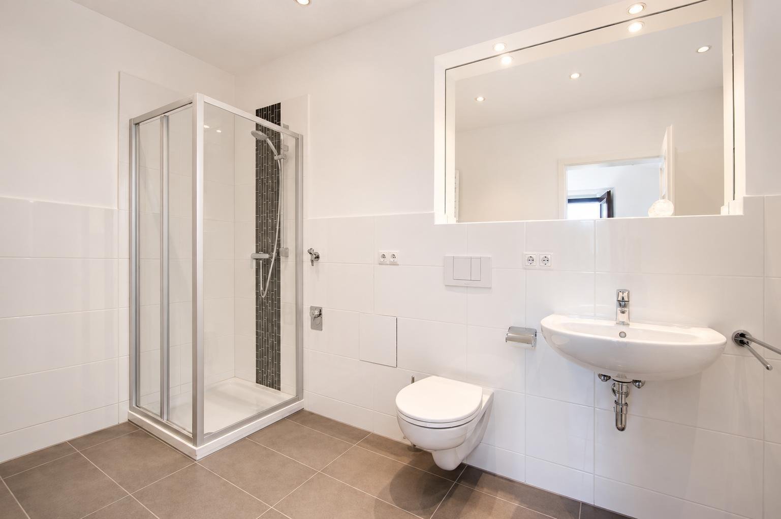 Seltene Kaufchance für potentielle Eigennutzer ** hochwertige Sanierung ** Parkett ** Balkon ** 2 Bäder mit Wanne + Dusche