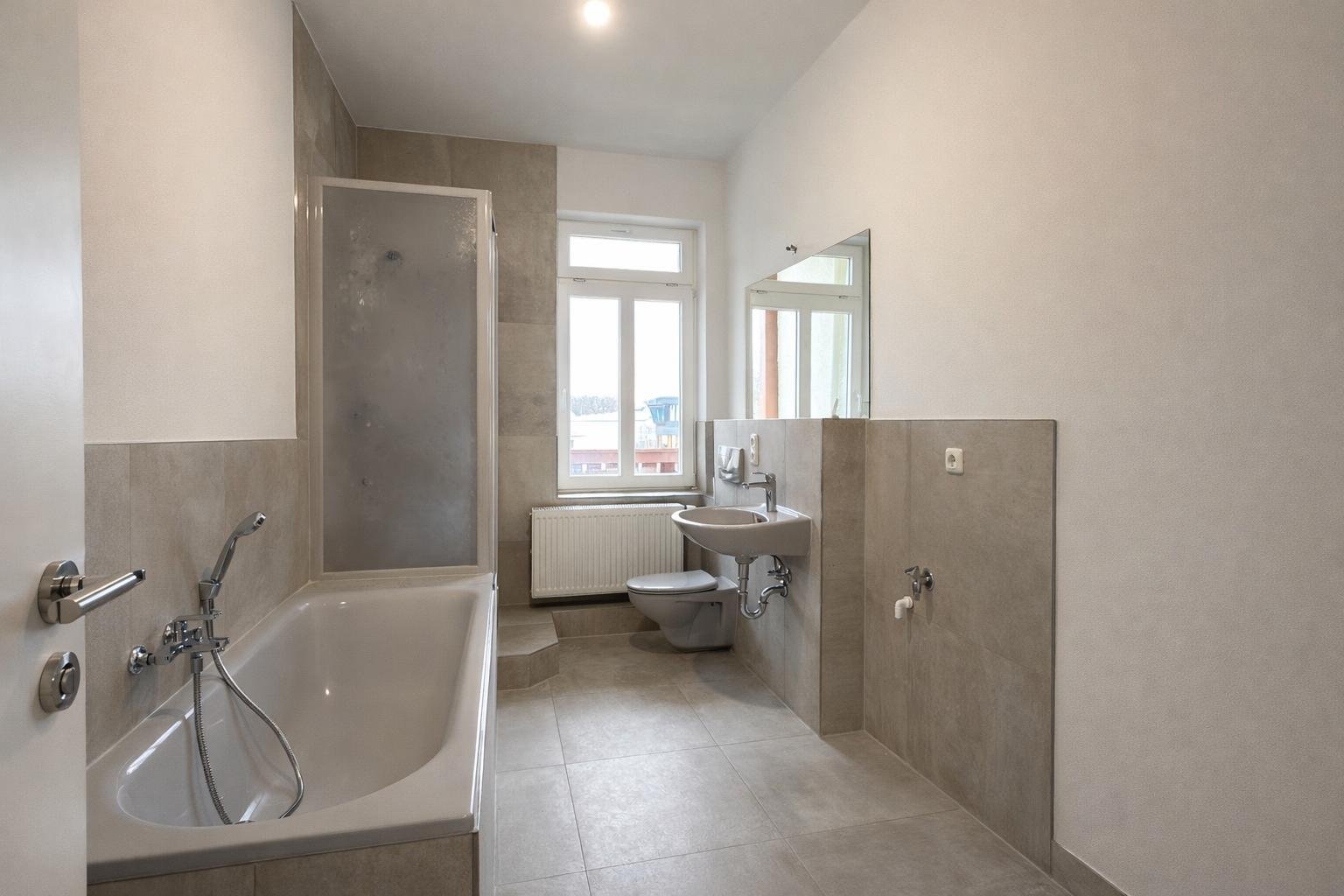 Faktor 21,8 • BEZUGSFREI • PROVISIONSFREI • frisch sanierte 2-Raumwohnung • BALKON •
