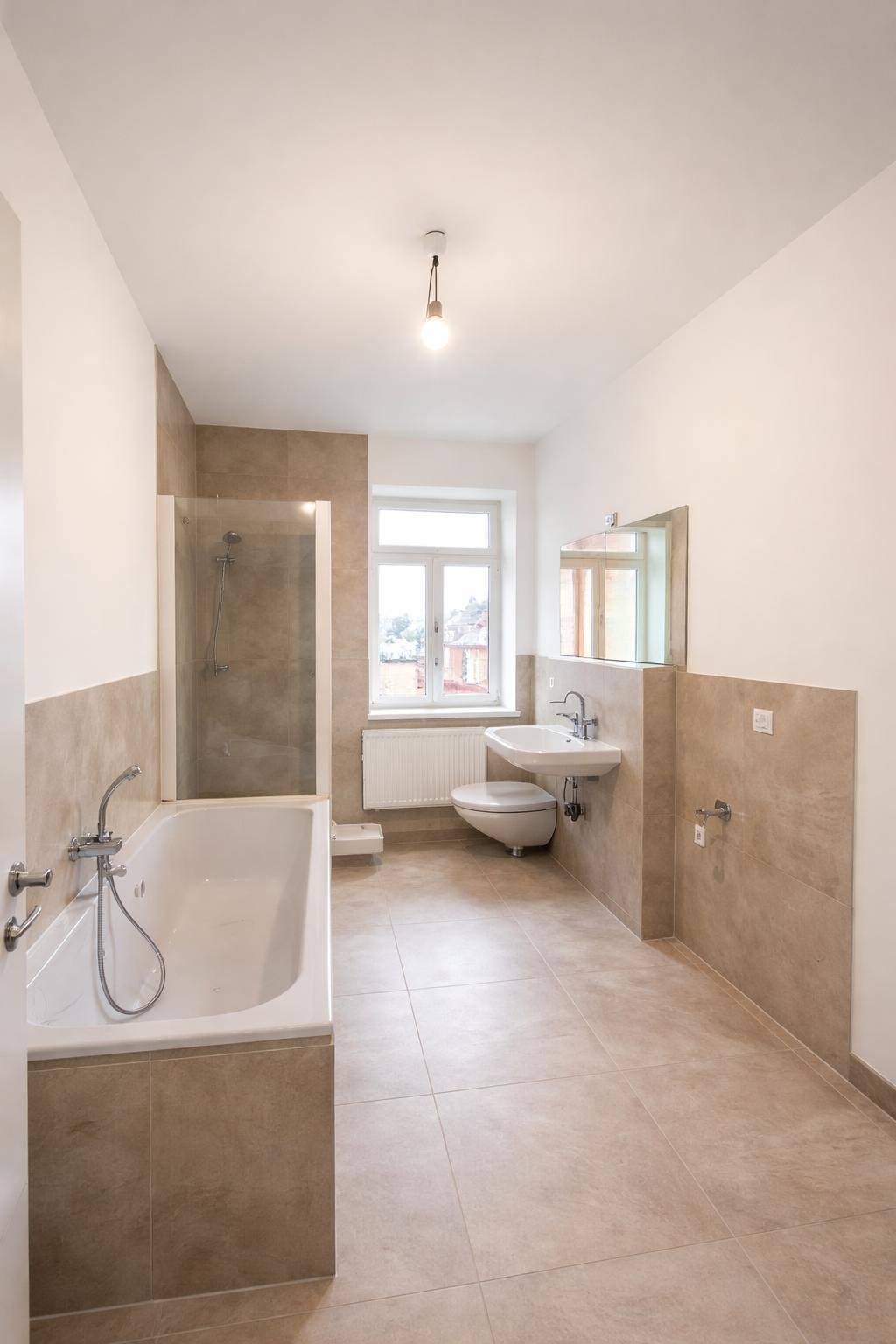 Faktor 21,8 • BEZUGSFREI • PROVISIONSFREI • frisch sanierte 2-Raumwohnung • BALKON •