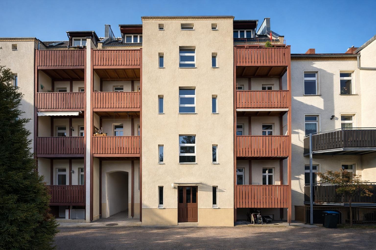 Faktor 21,8 • BEZUGSFREI • PROVISIONSFREI • frisch sanierte 2-Raumwohnung • BALKON •