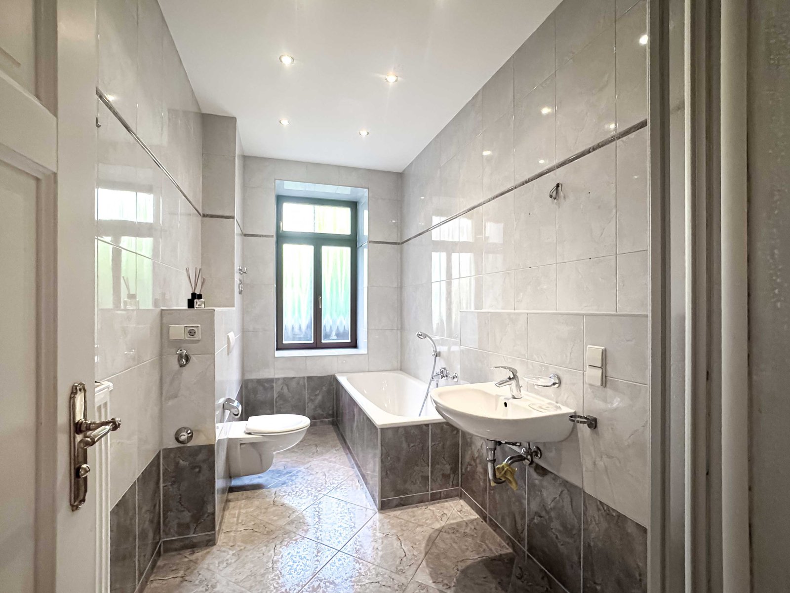 Edle Wohnung in Citynähe * Balkon mit Gartenzugang * Stuck * TLB mit Wanne + Dusche * Parkett