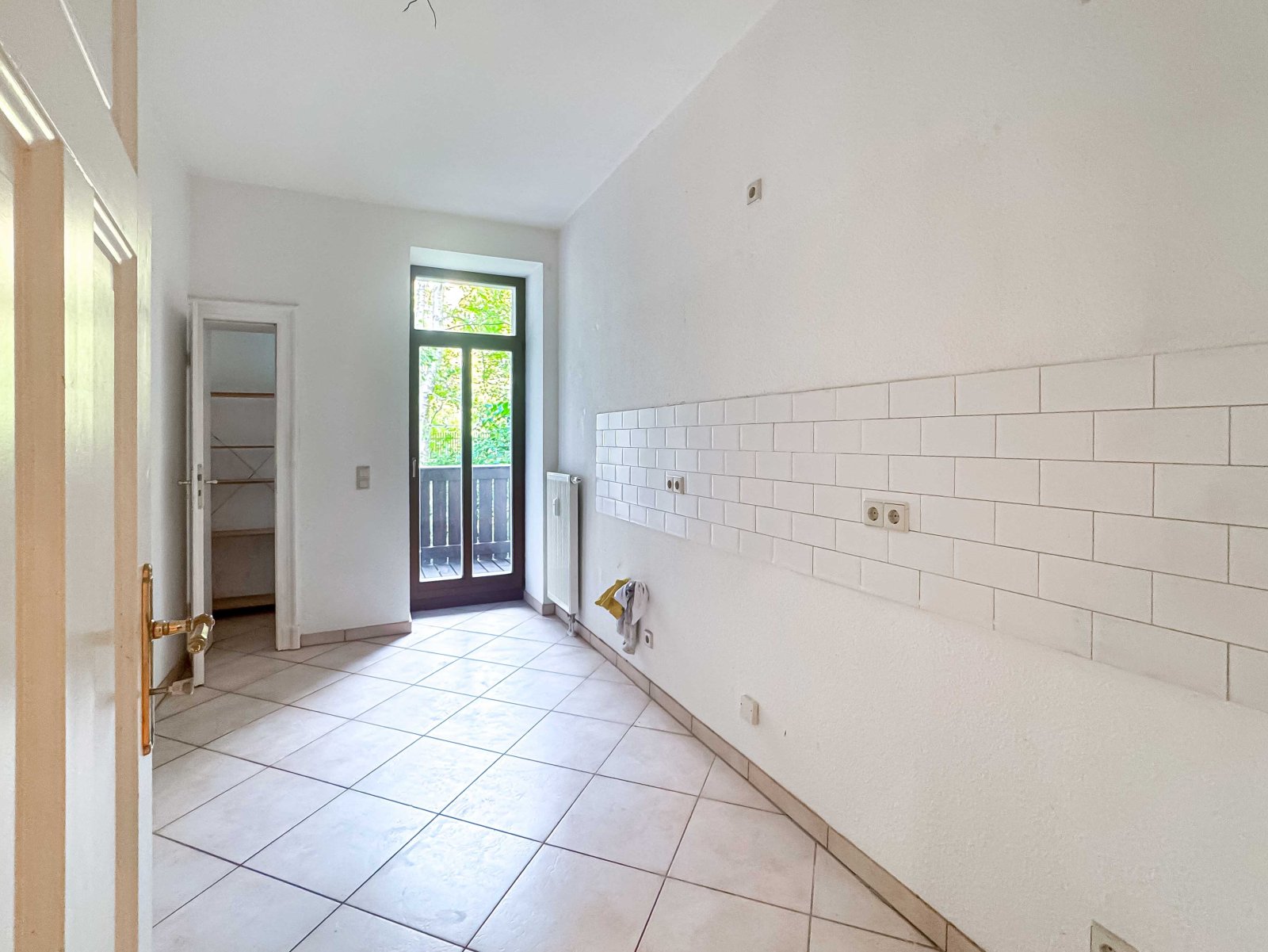 Edle Wohnung in Citynähe * Balkon mit Gartenzugang * Stuck * TLB mit Wanne + Dusche * Parkett